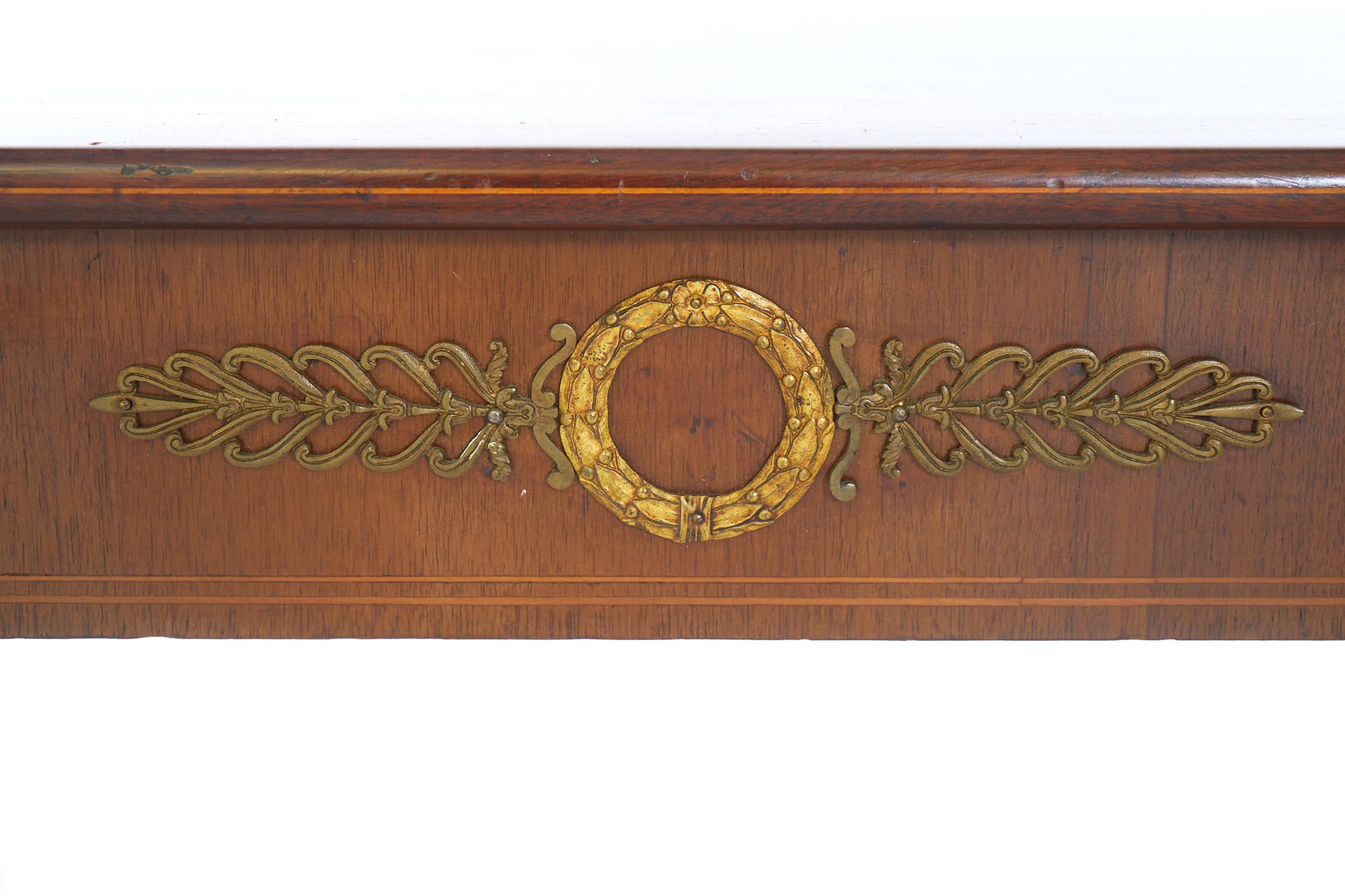 Spätes 19. Jahrhundert Französisch klassischen Stil Mahagoni Holz Pier / Konsole Tisch mit Außen Bronze montiert und Inlay Top-Details. Der Pfeilertisch ist in gutem Zustand. Leichte alters- und gebrauchsbedingte Abnutzung. Maße: Der Tisch steht