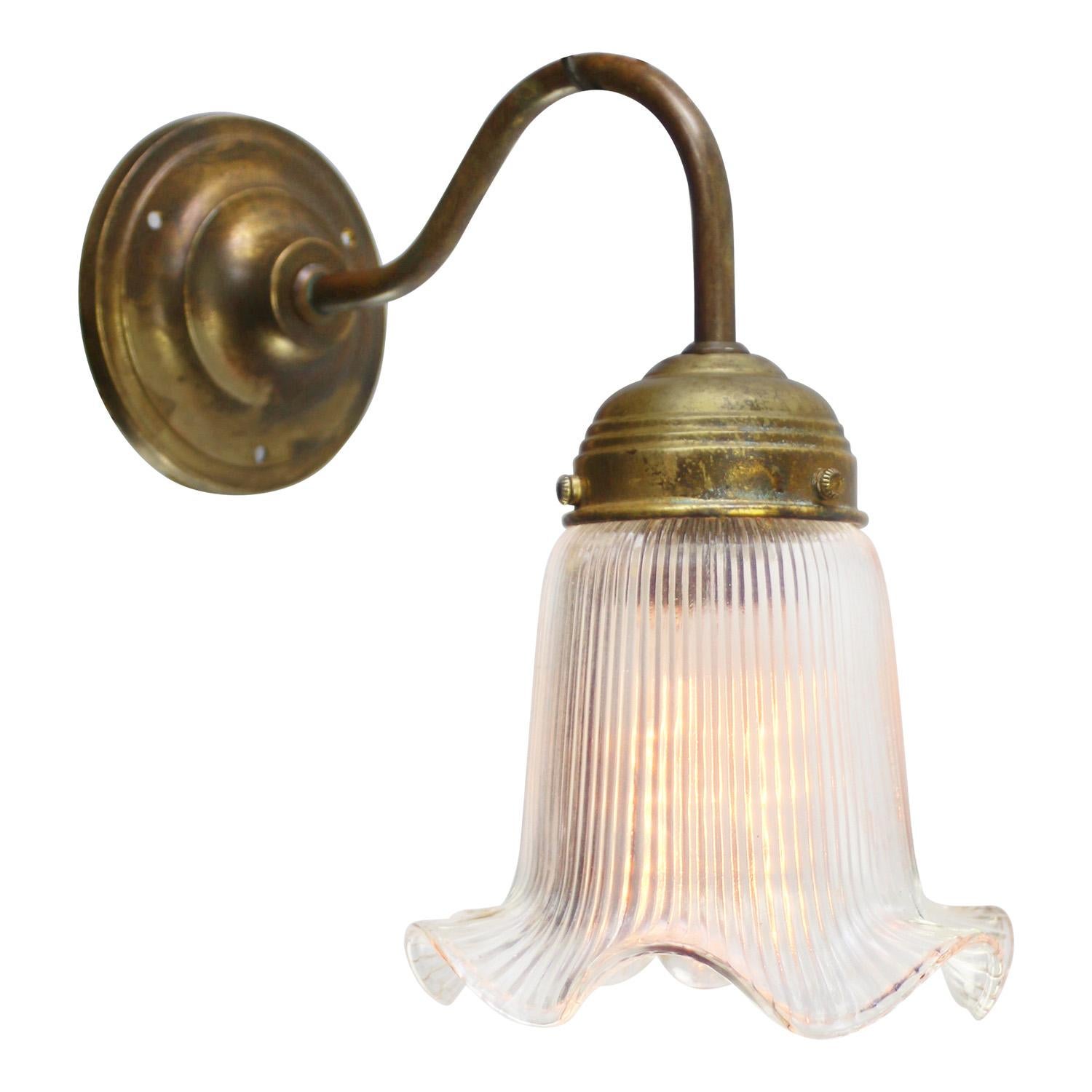 Applique francese, lampada da parete
Pesante vetro Holophane trasparente e bombato.
Braccio e pezzo da parete in ottone

diametro del supporto da parete in ottone: 10 cm / 3,93
