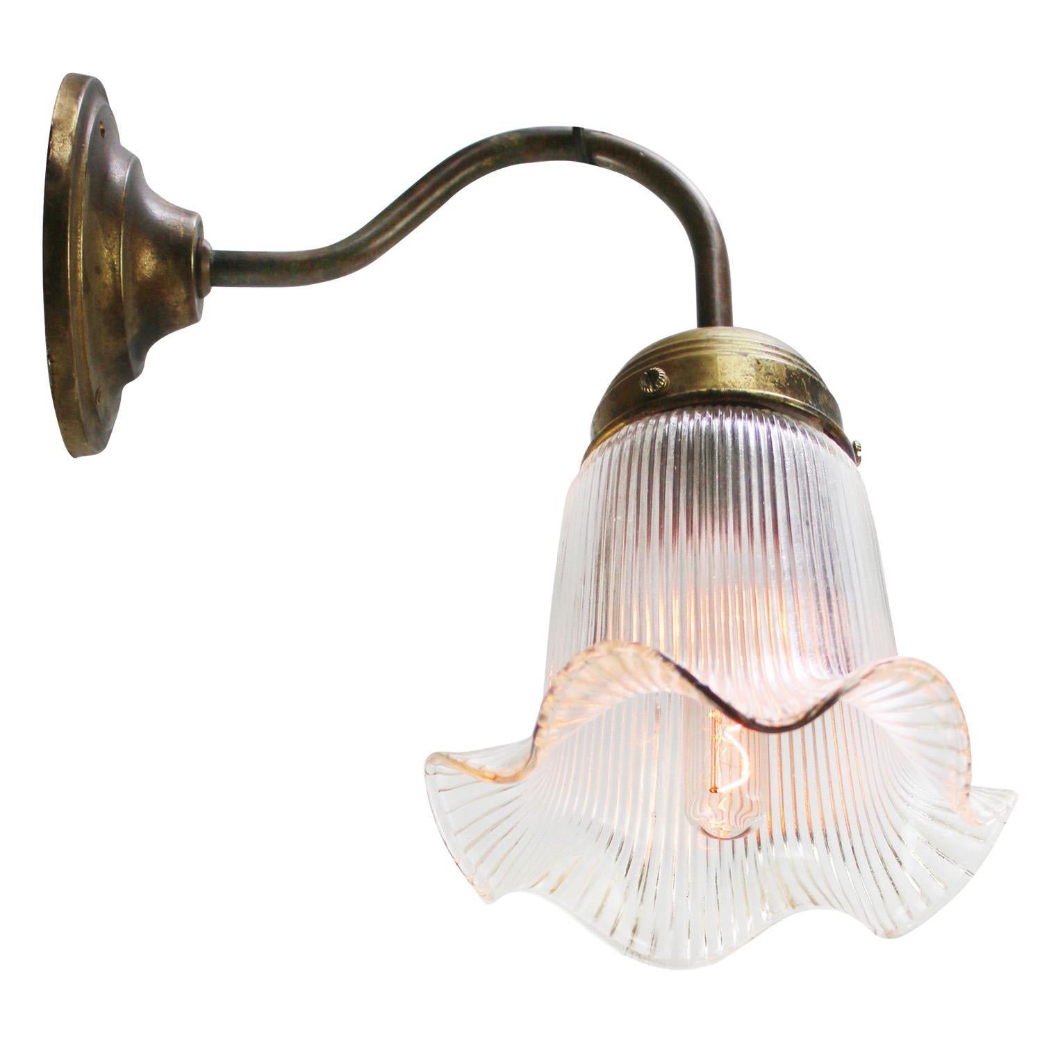 Industriale Lampade da parete in ottone con vetro Holophane trasparente francese in vendita