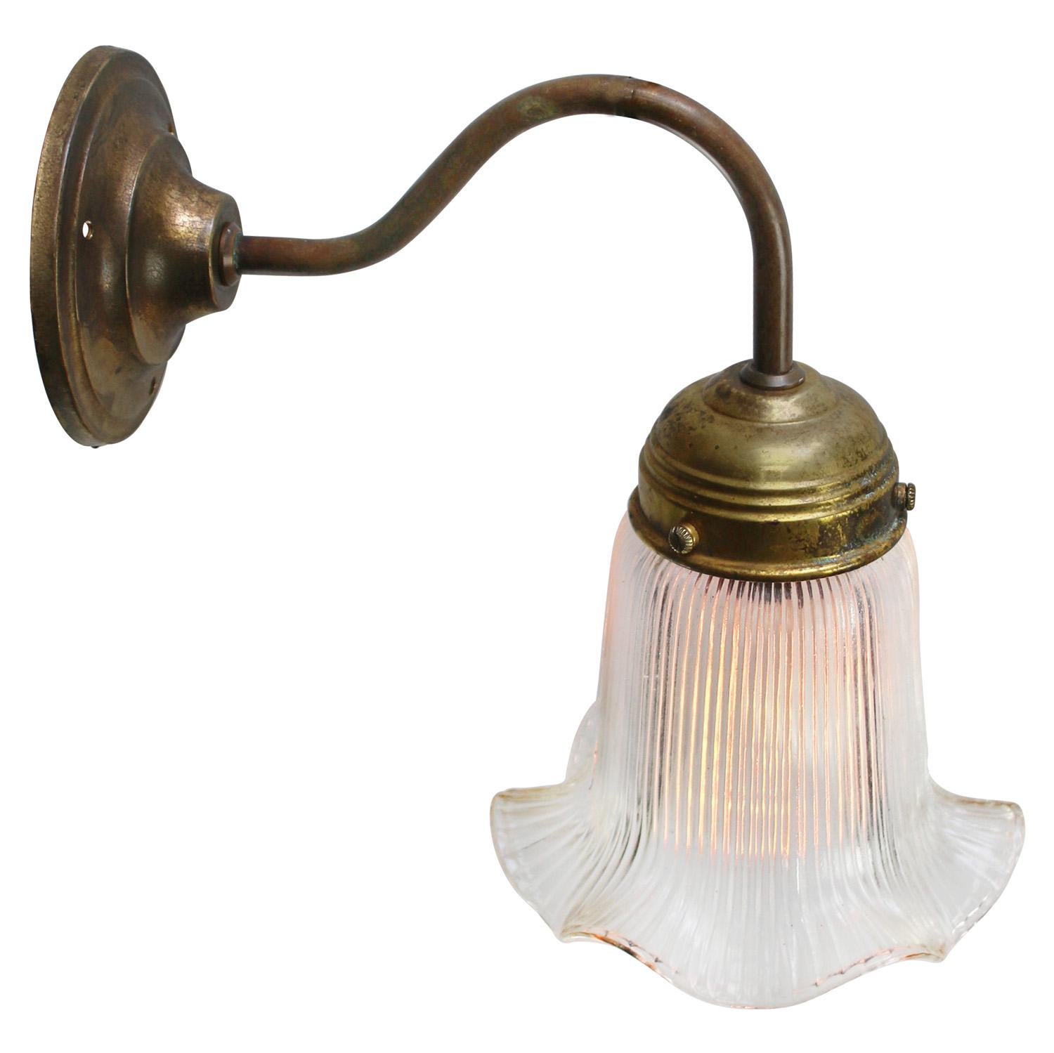Francese Lampade da parete in ottone con vetro Holophane trasparente francese in vendita