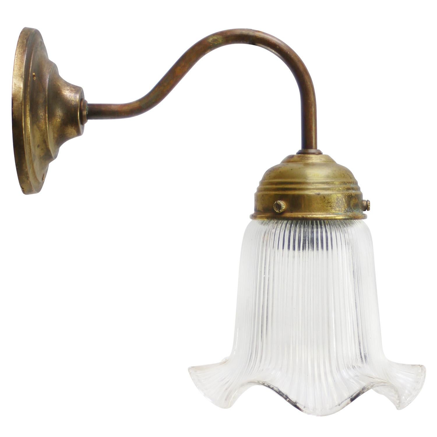 Lampade da parete in ottone con vetro Holophane trasparente francese In condizioni buone in vendita a Amsterdam, NL