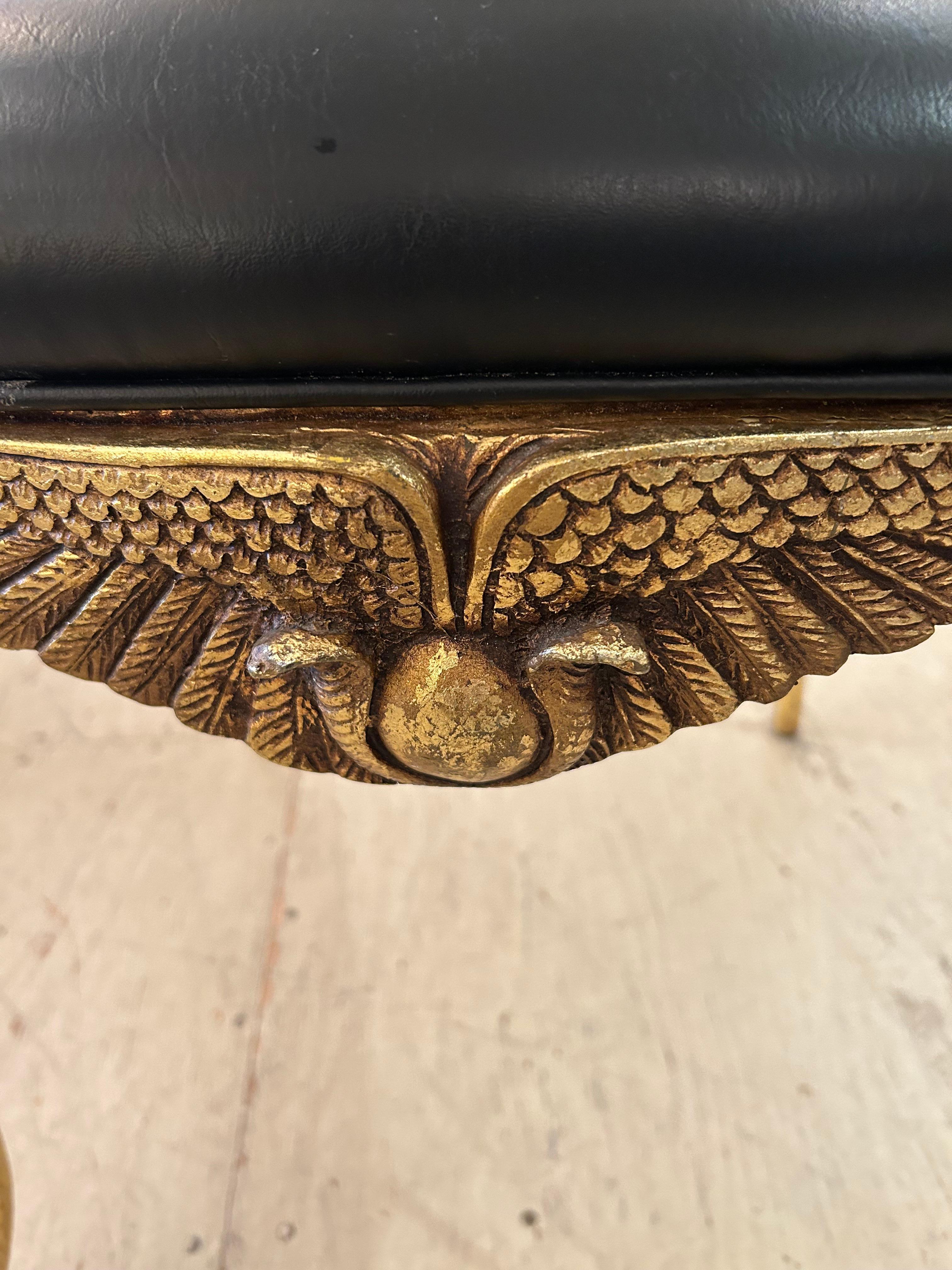 Silla auxiliar francesa Cleopatra de metal dorado repujado y cuero negro en venta 2