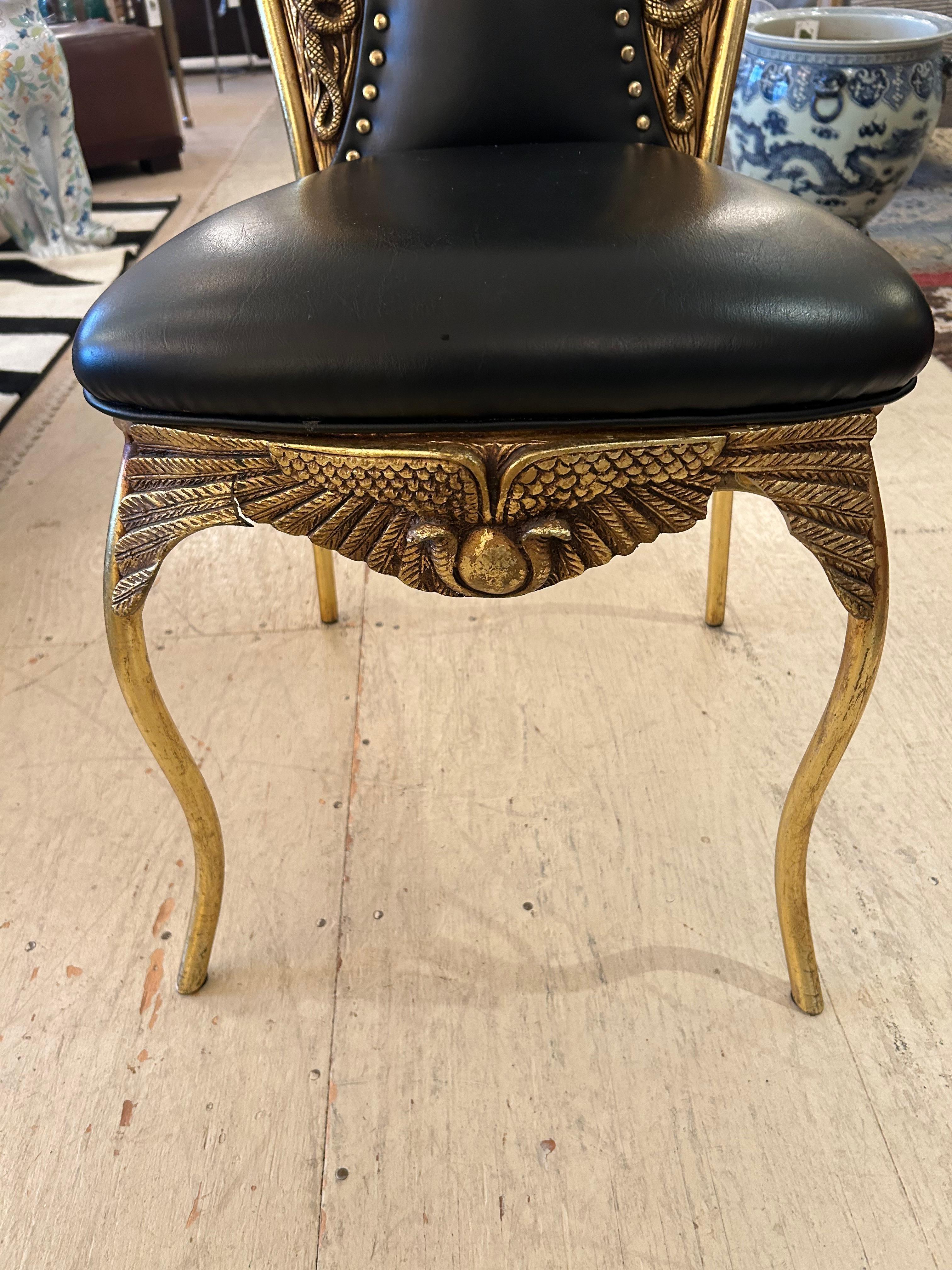 Silla auxiliar francesa Cleopatra de metal dorado repujado y cuero negro en venta 3