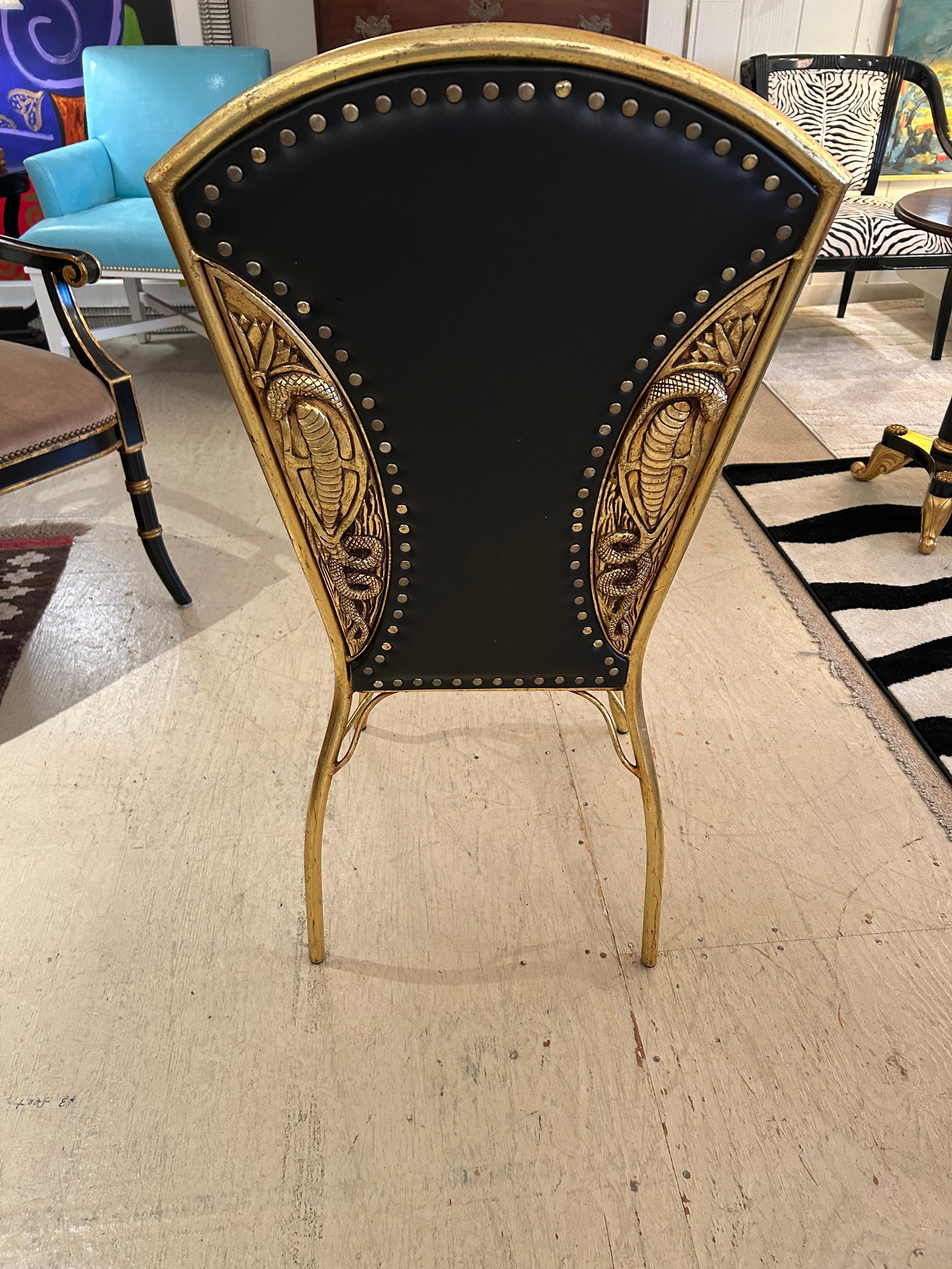 Silla auxiliar francesa Cleopatra de metal dorado repujado y cuero negro en venta 4