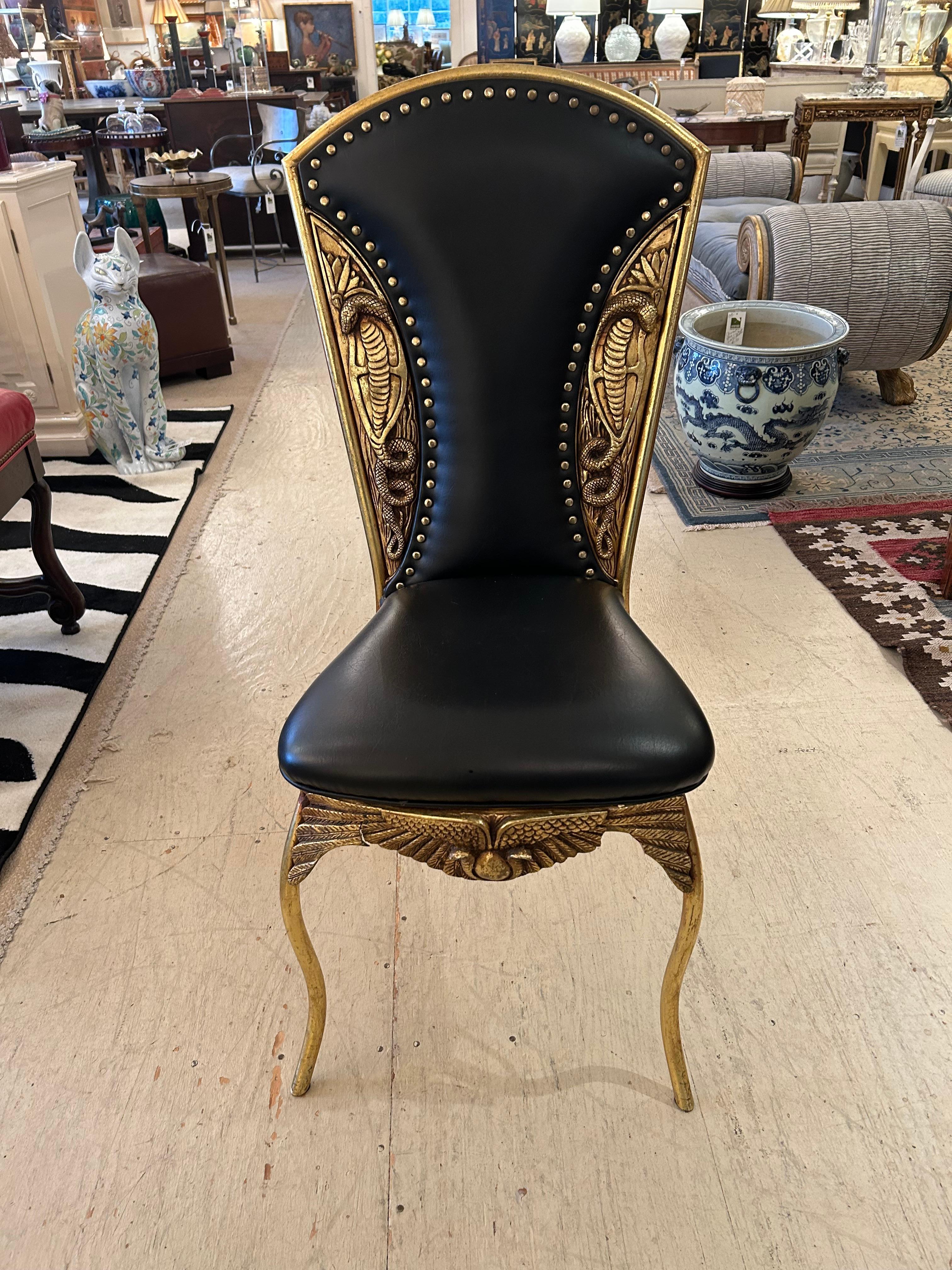 Silla auxiliar francesa Cleopatra de metal dorado repujado y cuero negro en venta 5