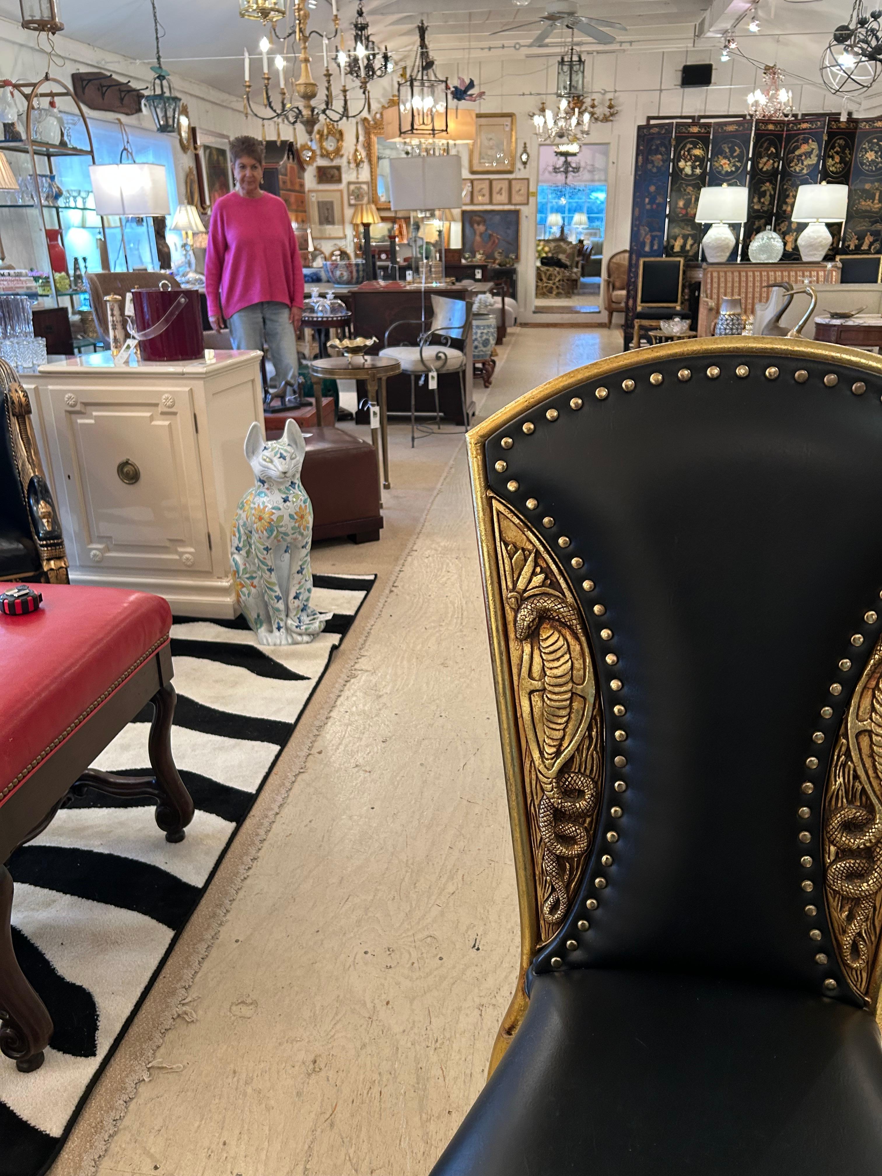Silla auxiliar francesa Cleopatra de metal dorado repujado y cuero negro Regencia de Hollywood en venta