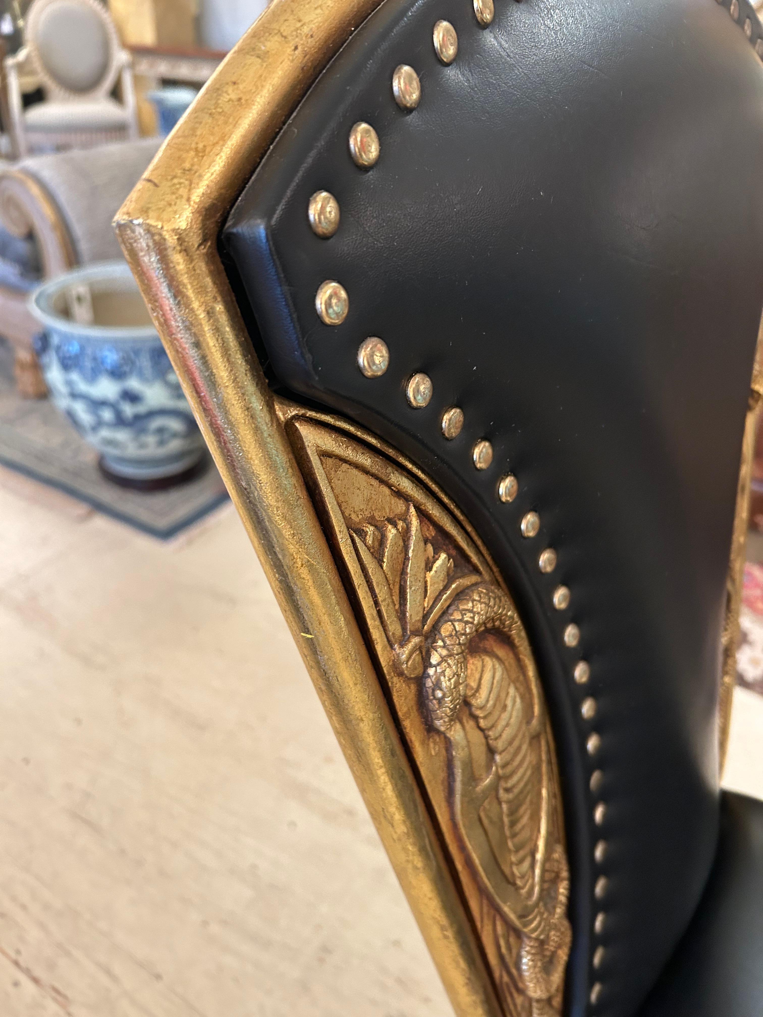 Silla auxiliar francesa Cleopatra de metal dorado repujado y cuero negro Dorado en venta