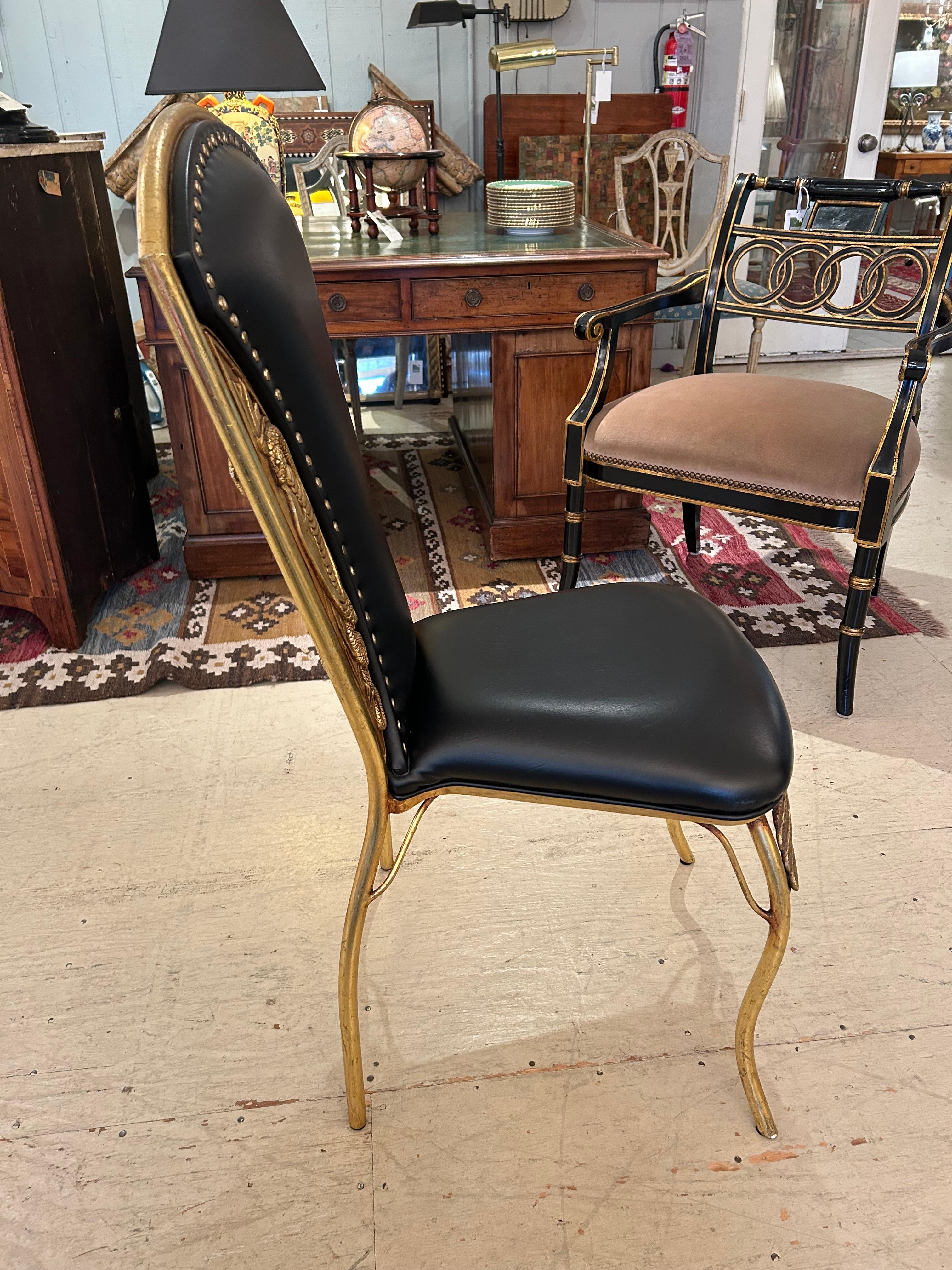 Silla auxiliar francesa Cleopatra de metal dorado repujado y cuero negro finales del siglo XX en venta