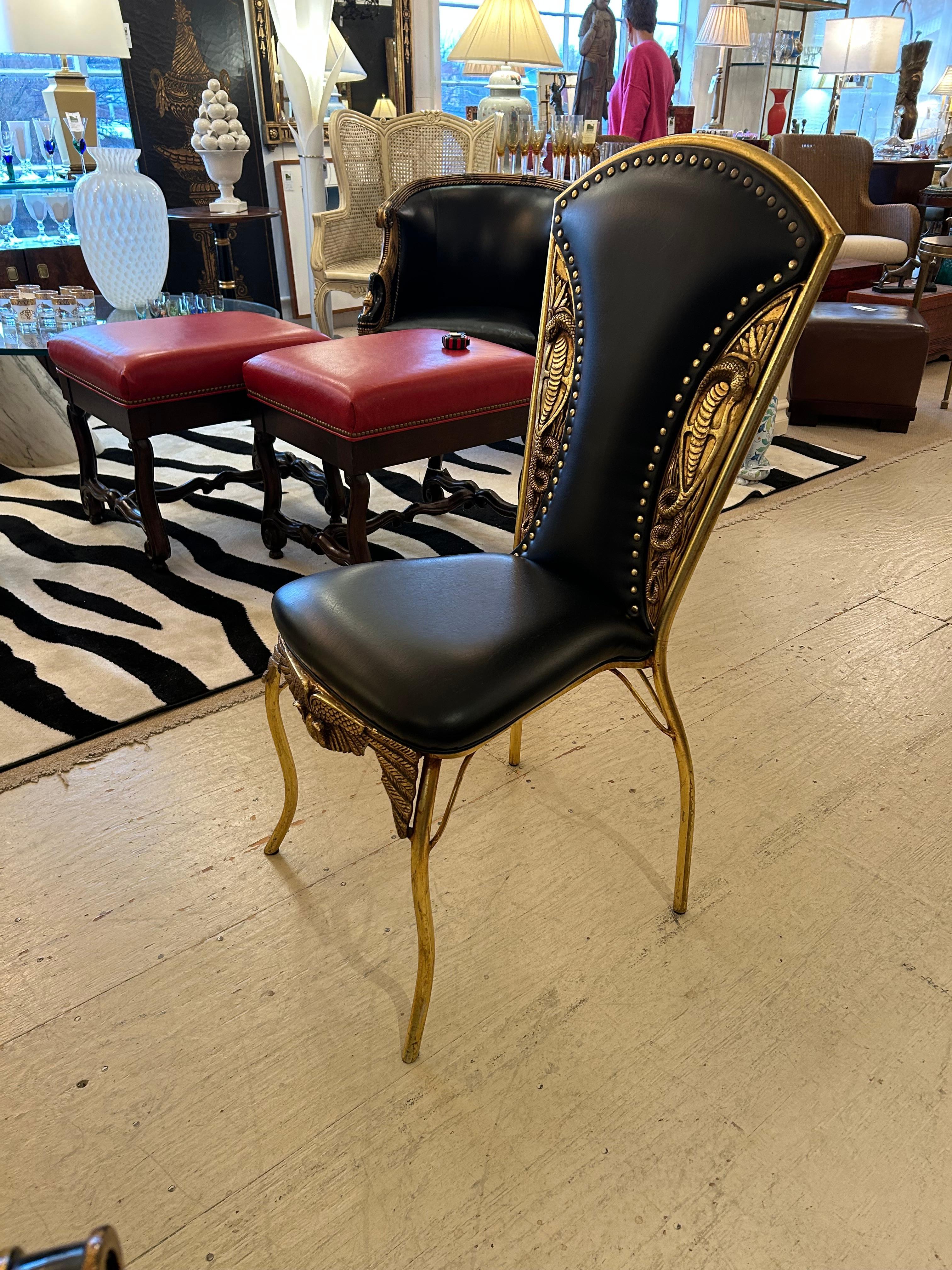 Silla auxiliar francesa Cleopatra de metal dorado repujado y cuero negro en venta 1