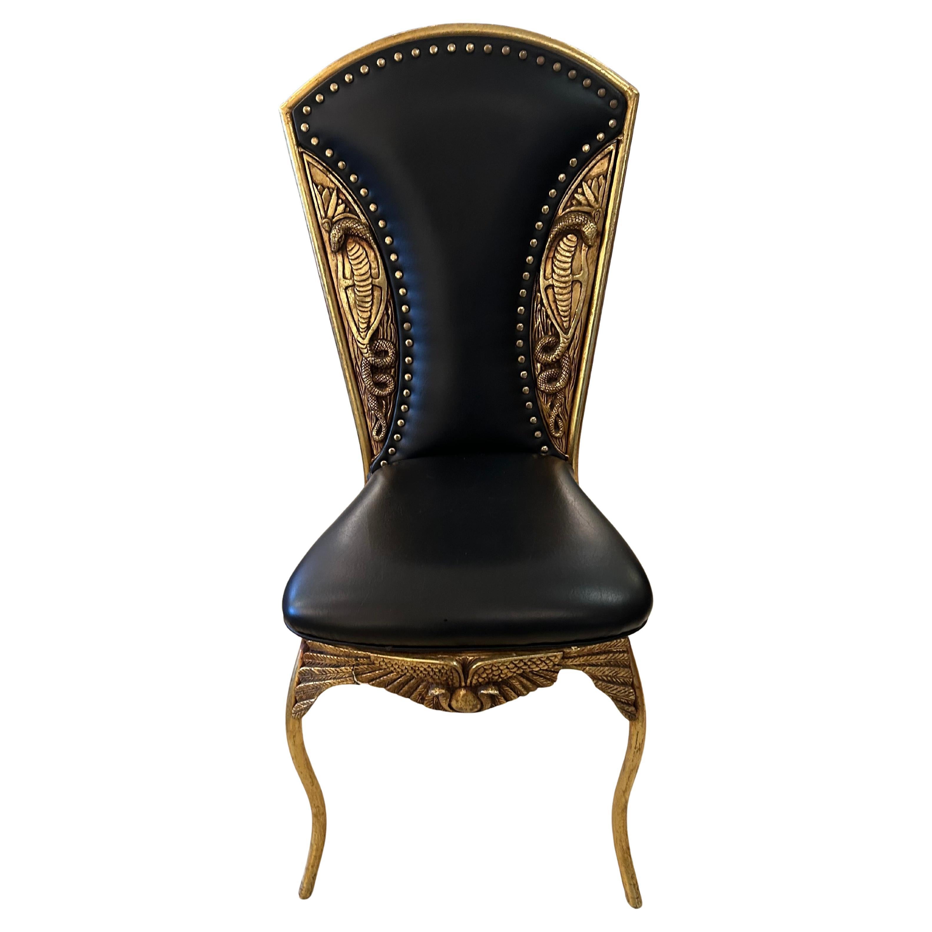 Silla auxiliar francesa Cleopatra de metal dorado repujado y cuero negro en venta