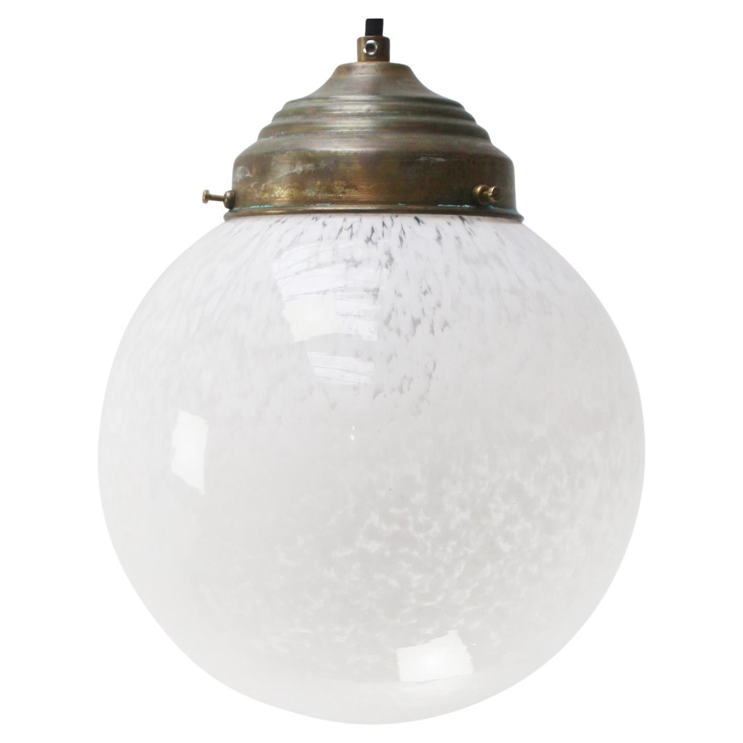 Lampada a sospensione in vetro Clichy francese, supporto in ottone, metà del 20° secolo, 20". in vendita