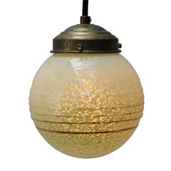 Französische "Clichy" Grünglas-Hängeleuchte, Messingfassung, Mitte 20.