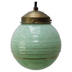 Französische "Clichy" Grünglas-Hängeleuchte, Messingfassung, Mitte 20.