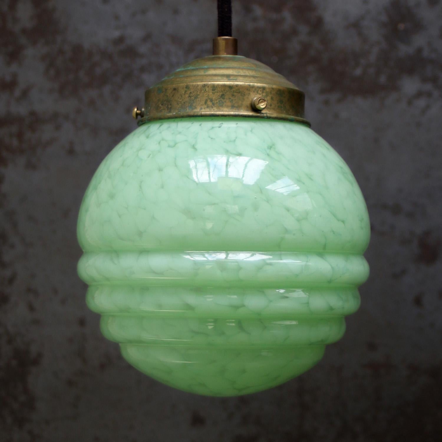 Lampada a sospensione francese in vetro colorato verde Greene & Greene
Portabicchieri in ottone

Peso: 0,85 kg / 1,9 lb

Prezzo per singolo articolo. Tutte le lampade sono state rese idonee dagli standard internazionali per le lampadine a