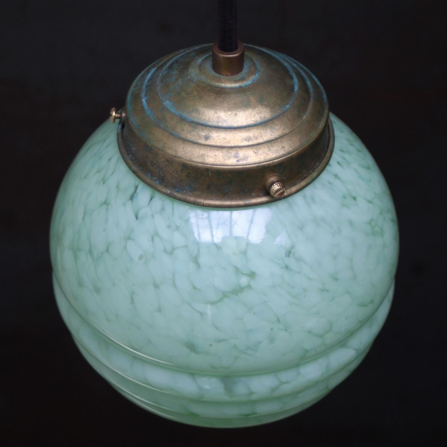 Francese Lampada a sospensione francese in vetro verde Greene & Greene in vendita