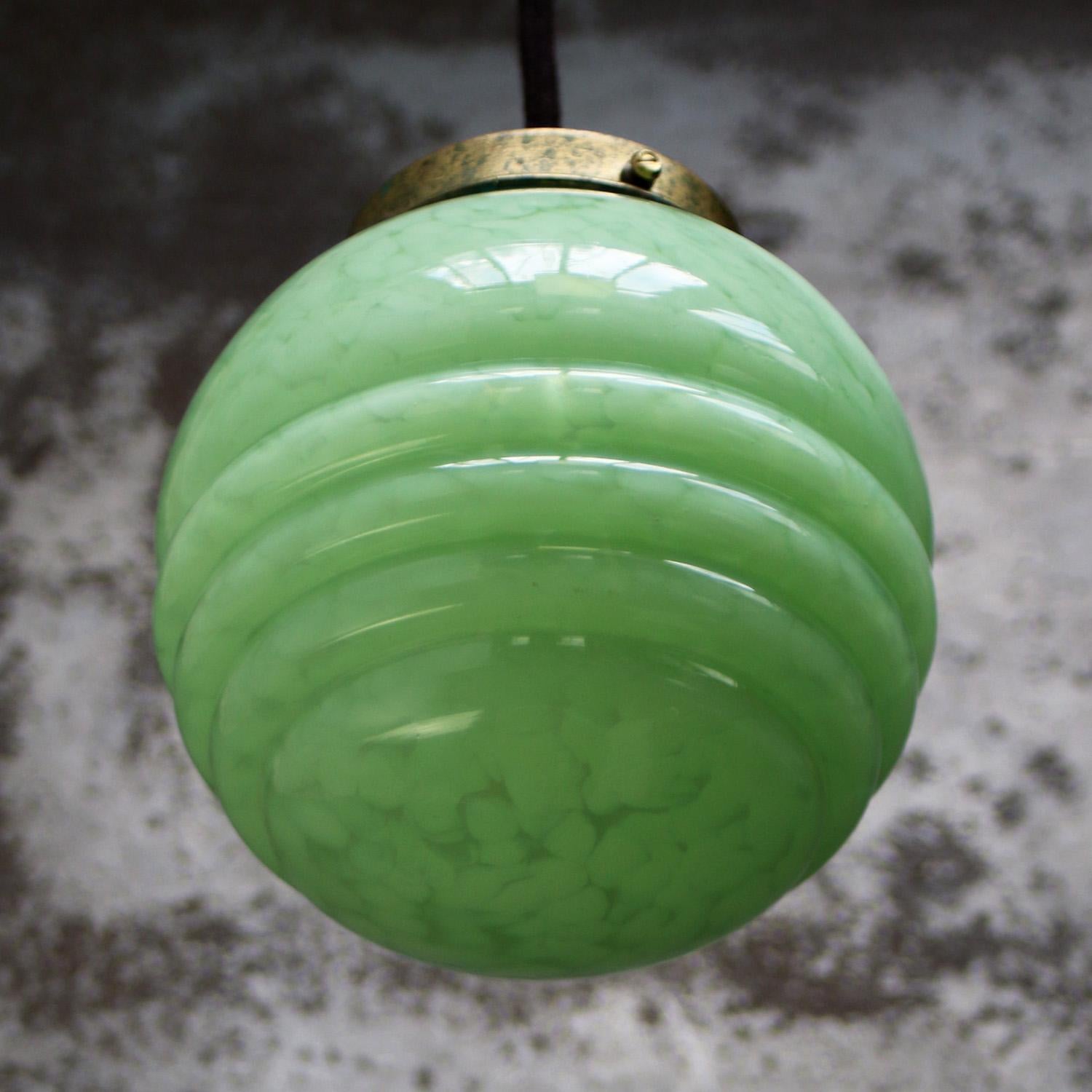 Lampada a sospensione francese in vetro verde Greene & Greene In condizioni buone in vendita a Amsterdam, NL