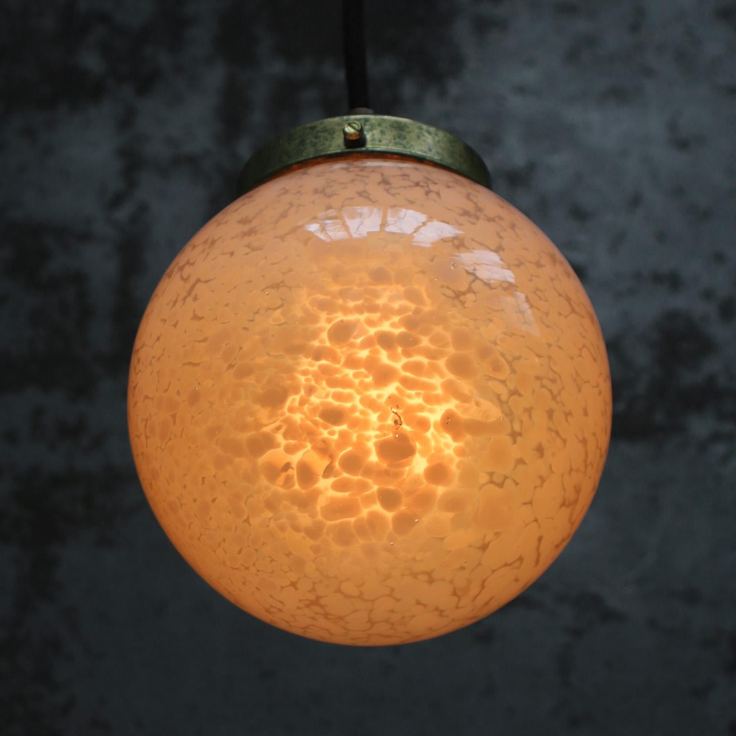Art Nouveau Lampada a sospensione francese in vetro rosa Clichy in vendita