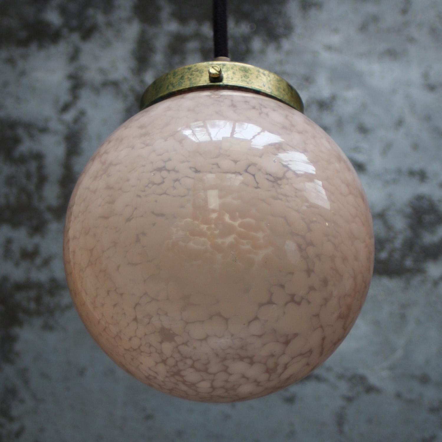 Lampada a sospensione francese in vetro rosa Clichy In condizioni buone in vendita a Amsterdam, NL