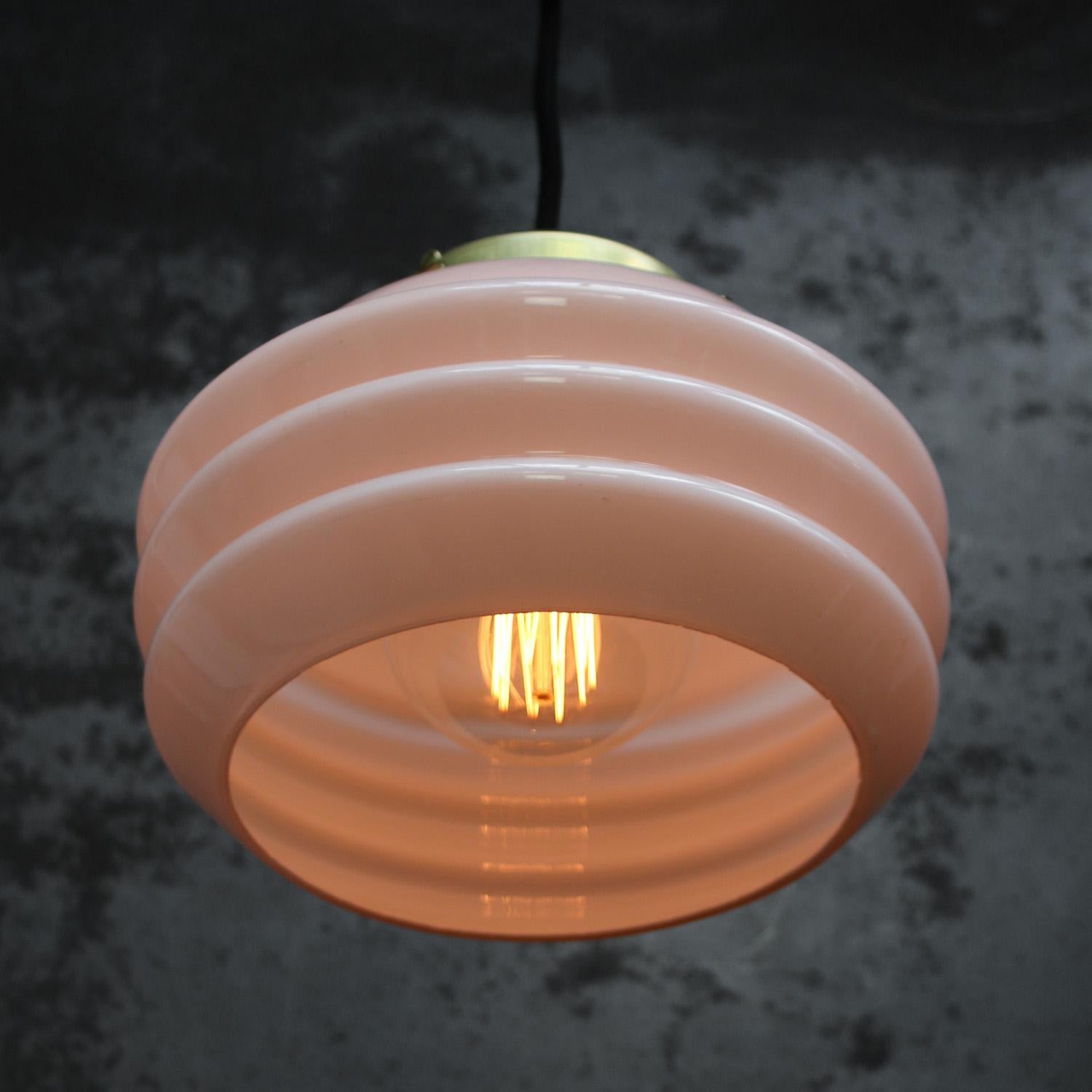 Lampada a sospensione francese in vetro rosa Clichy In condizioni buone in vendita a Amsterdam, NL