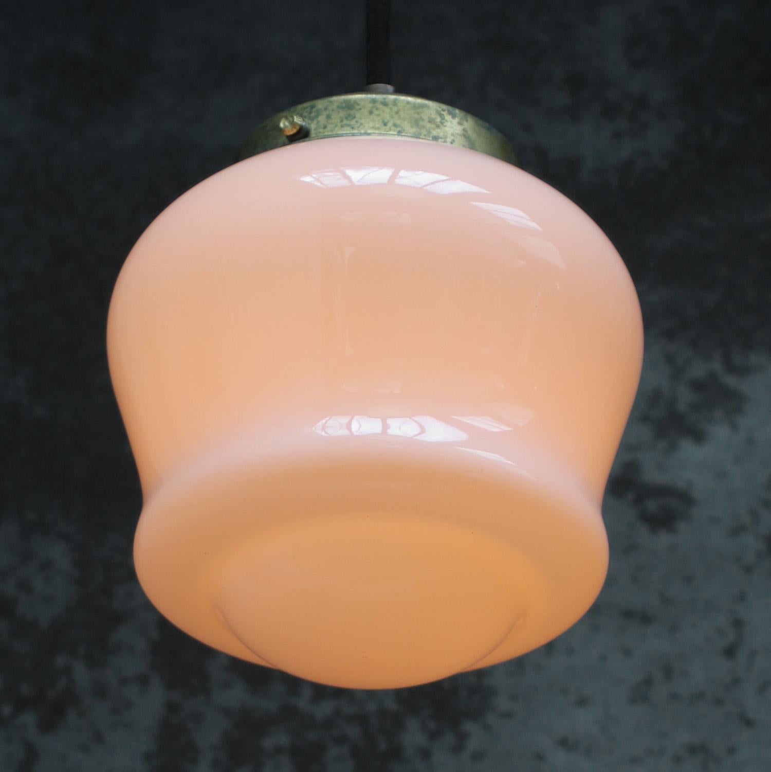 20ième siècle Lampe pendante en verre rose 