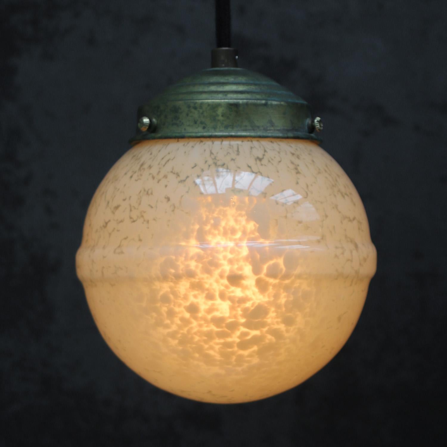 Art Nouveau Lampada a sospensione francese in vetro giallo Clichy in vendita