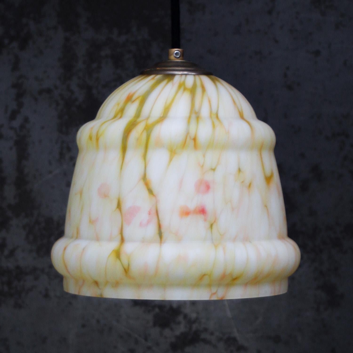 Lampada a sospensione francese in vetro colorato giallo 