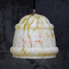 Französische Pendelleuchte "Clichy" aus gelbem Schilfglas