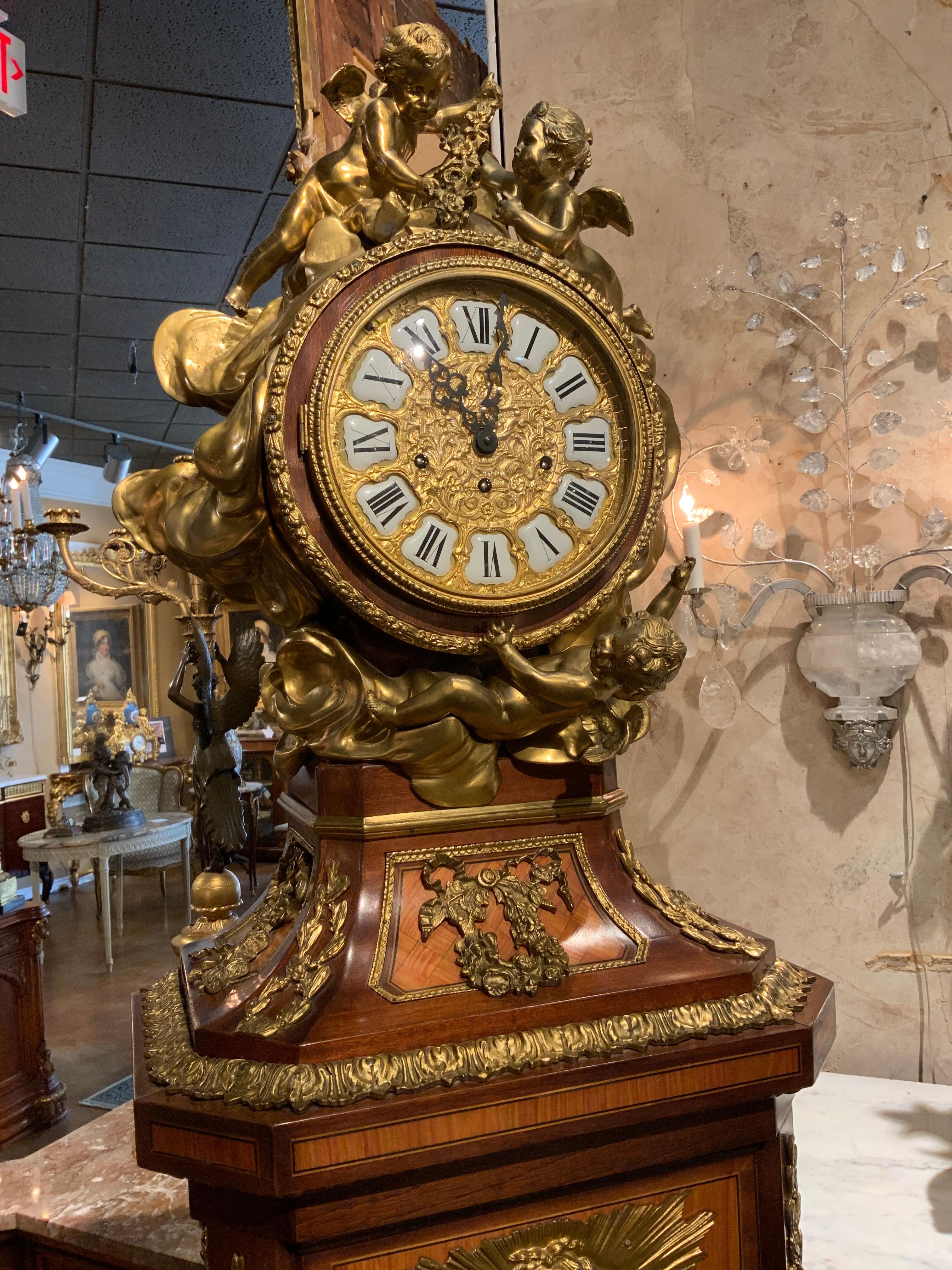 Eine seltene und prächtige Standuhr aus Paris nach einem Modell von Riesner.
Stark verziert mit aufwändigen Bronzebeschlägen von Putten und Putten.
Kingwood und Palisander Fall mit Intarsien. das Modell gemacht von
Riesner ist im Louvre. Ein Foto