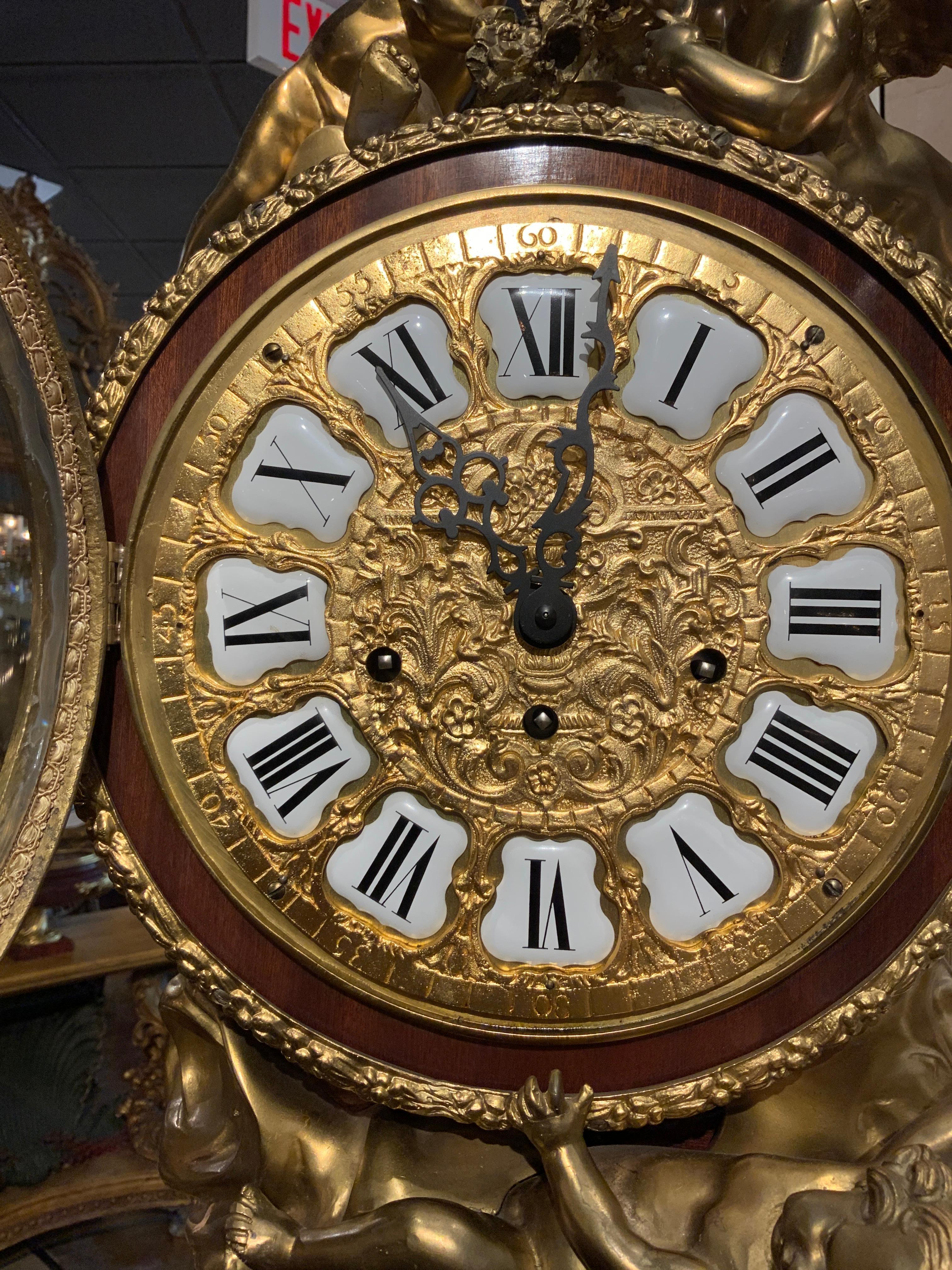 Französische Uhr, um 1950, Palisander und Königsholz mit Bronzeguß im Zustand „Hervorragend“ im Angebot in Houston, TX