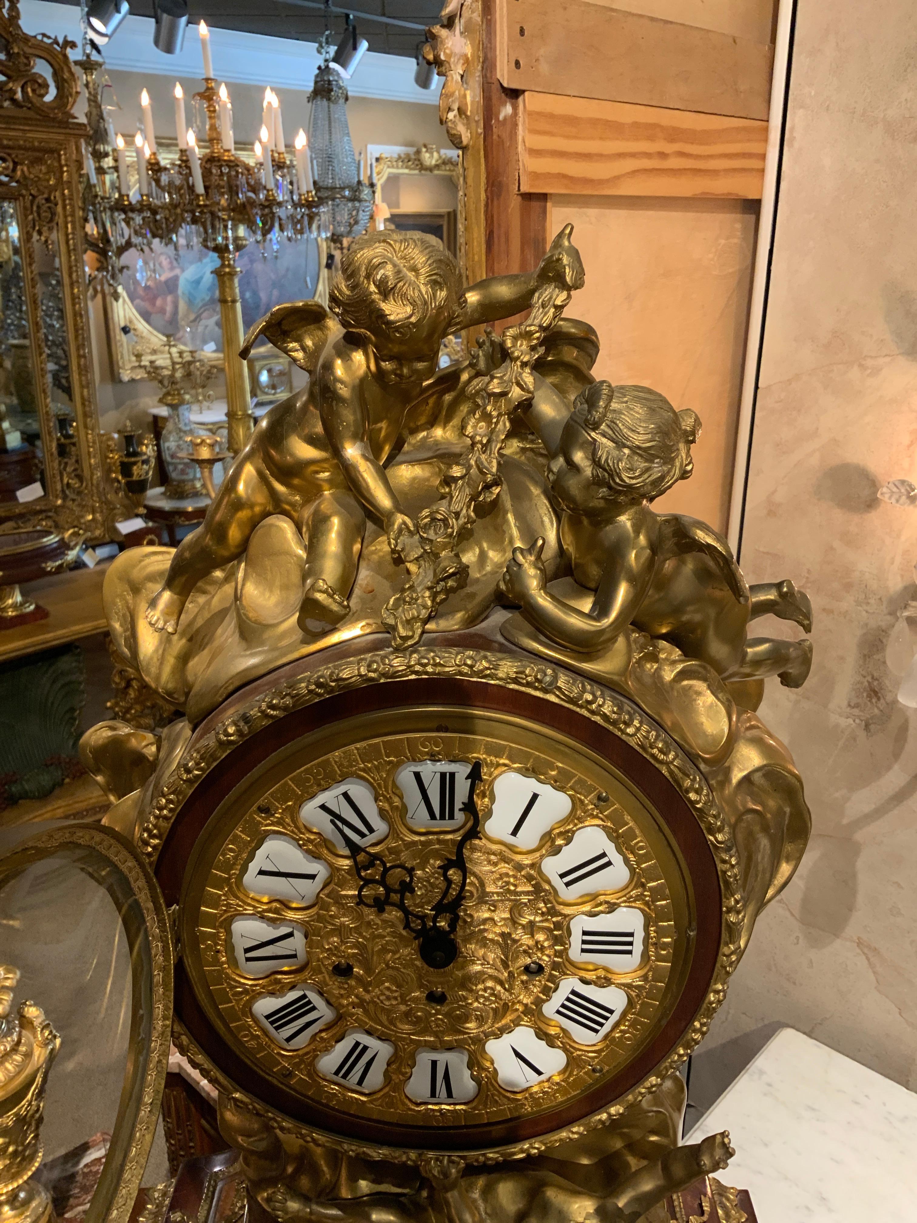 Französische Uhr, um 1950, Palisander und Königsholz mit Bronzeguß (20. Jahrhundert) im Angebot