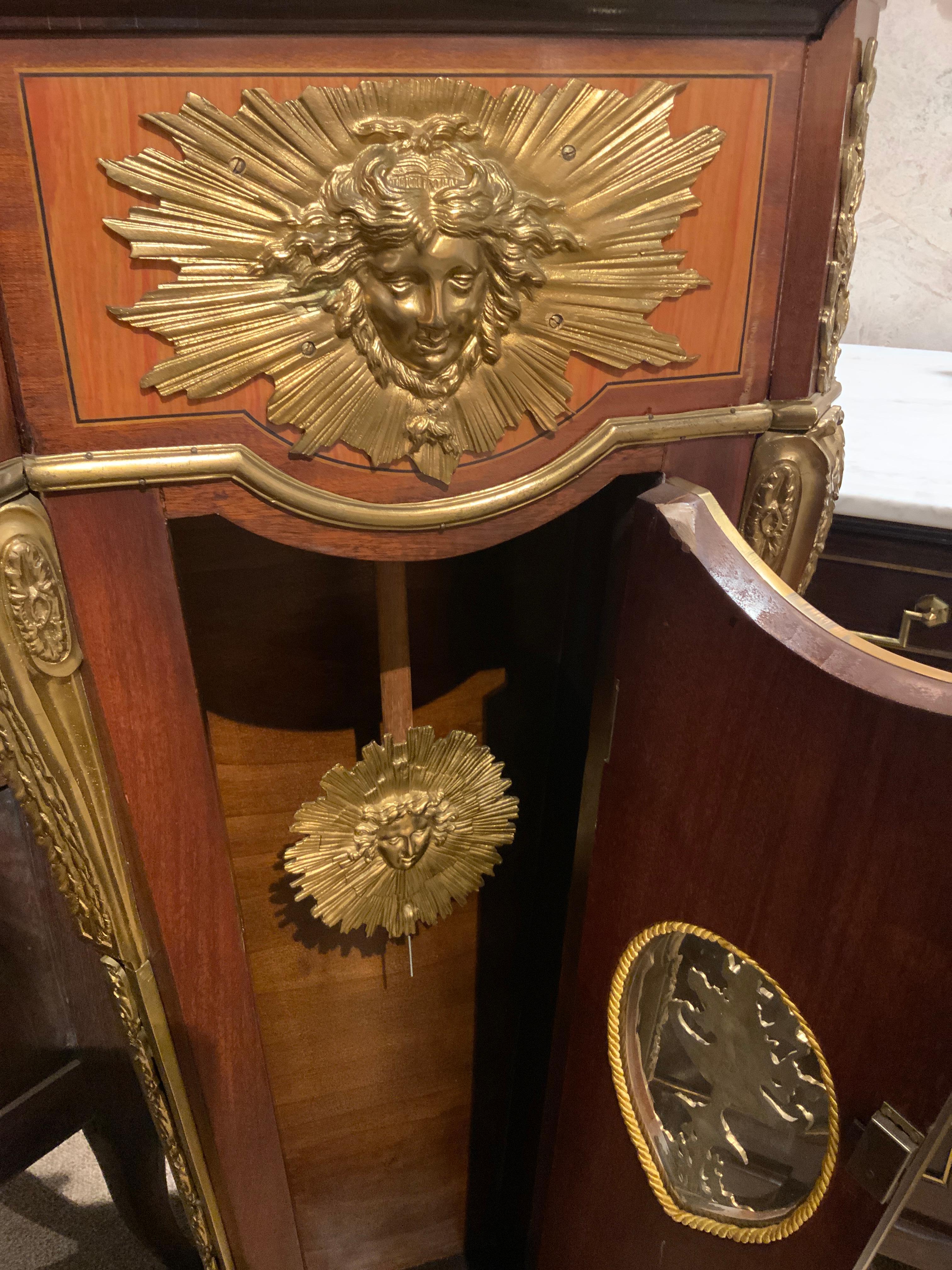 Französische Uhr, um 1950, Palisander und Königsholz mit Bronzeguß (Veilchenholz) im Angebot