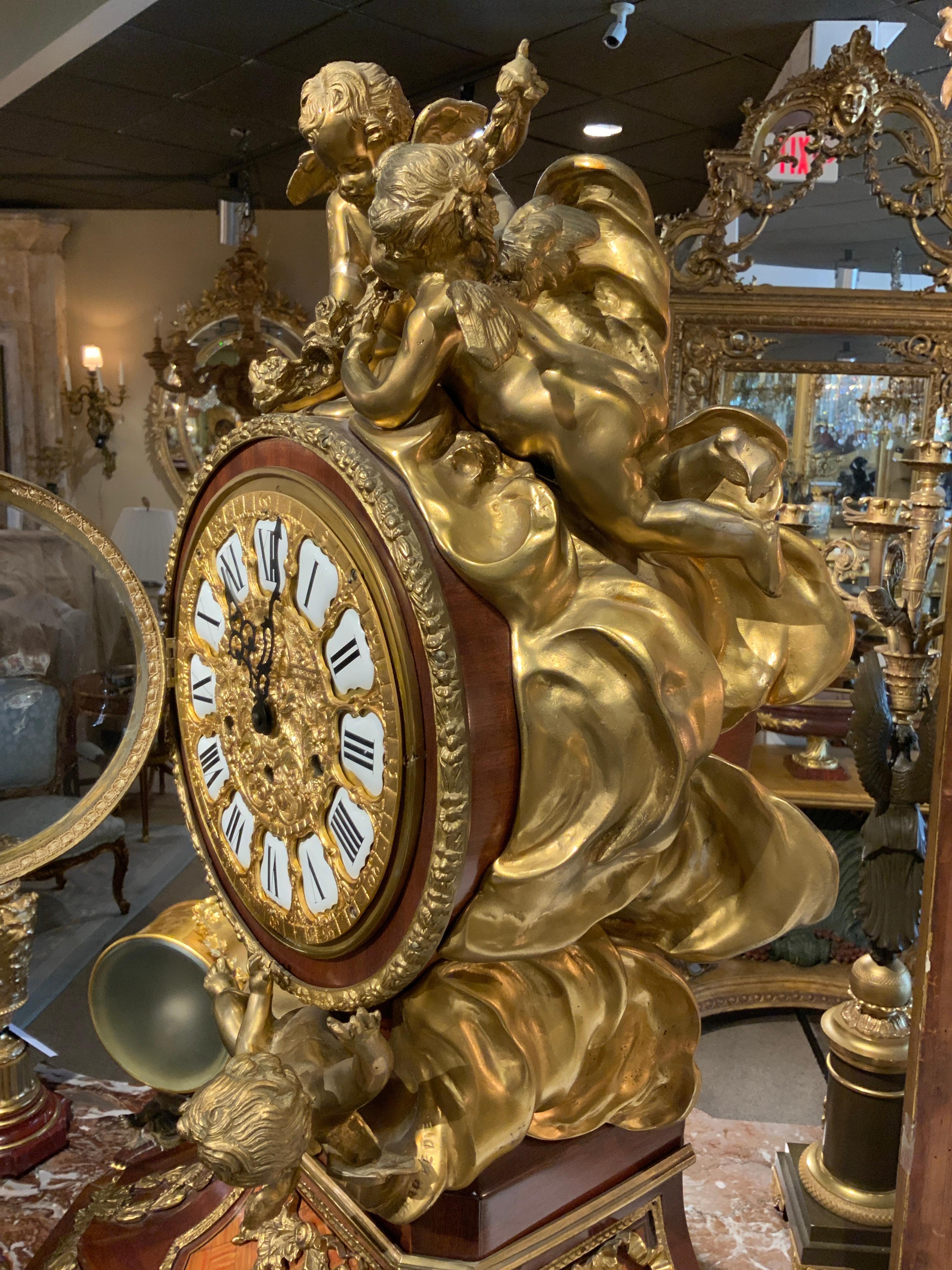 Französische Uhr, um 1950, Palisander und Königsholz mit Bronzeguß im Angebot 1