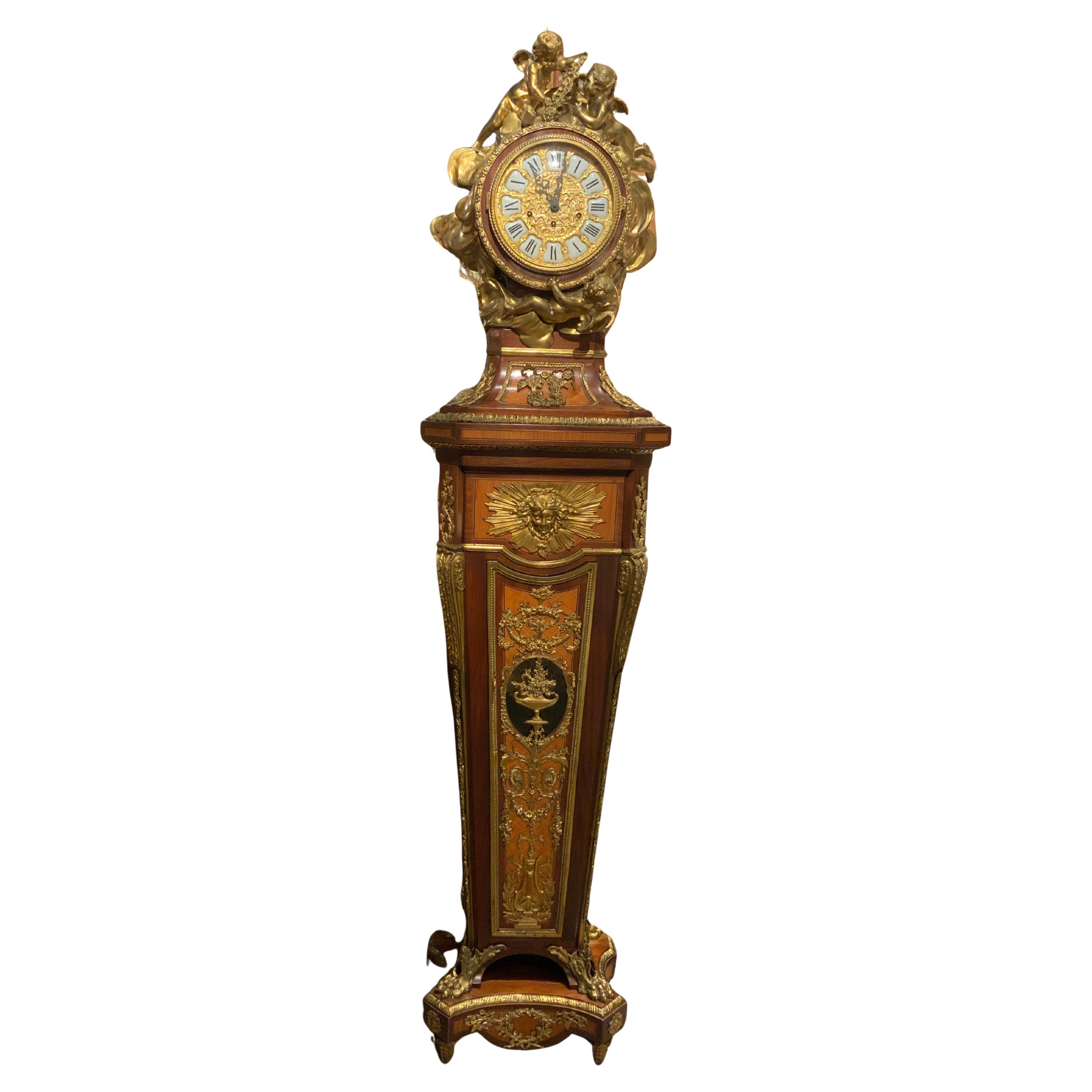 Horloge française, vers 1950, palissandre et bois de roi avec moulages en bronze doré