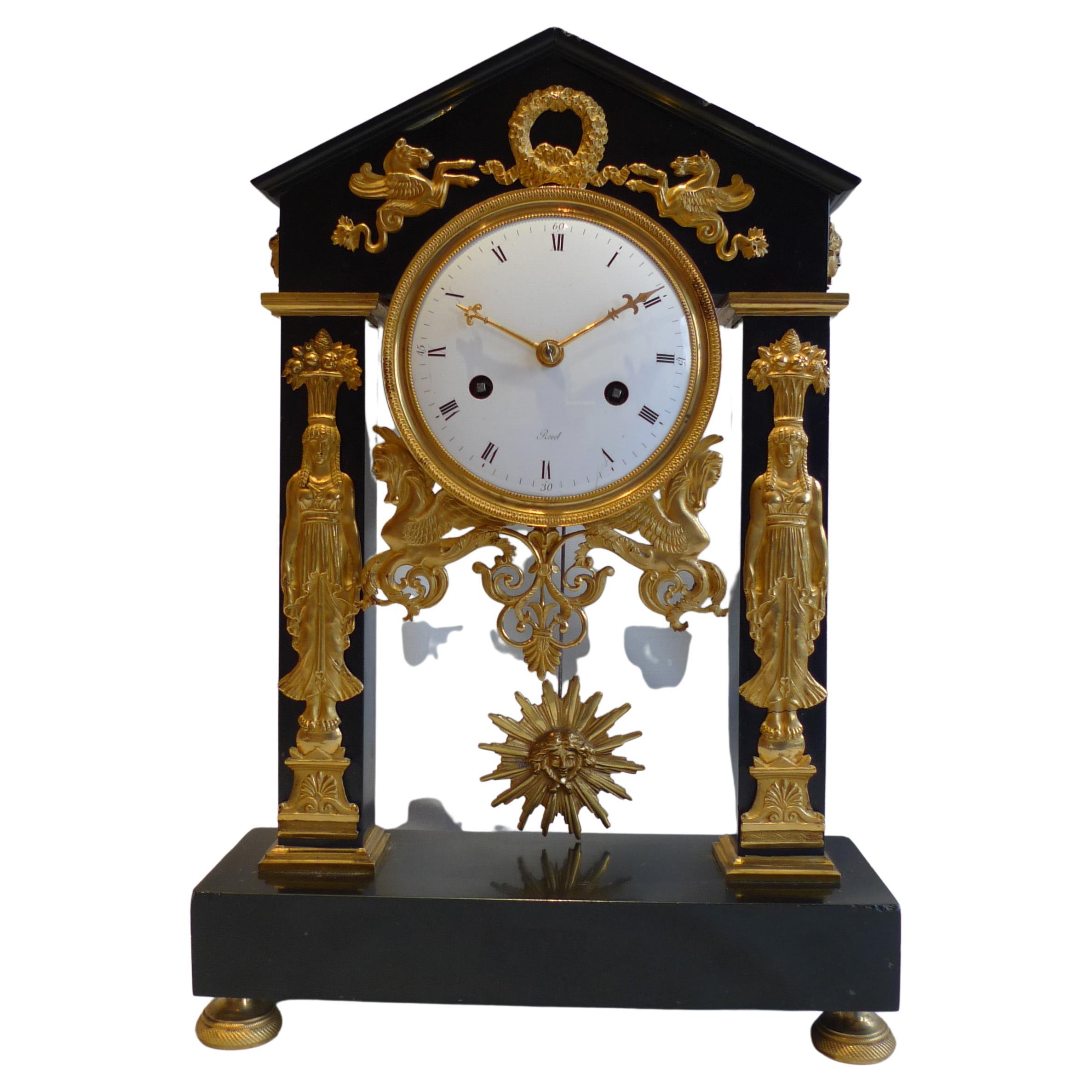 Französische Uhr, Directoire-Periode, Portico-Form, signiert Revel Paris