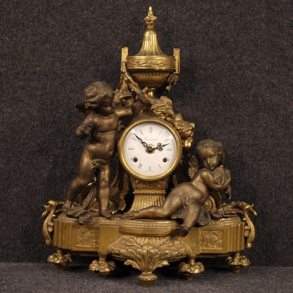 French clock from the first half of the 20th century. Object in bronze and antimony gold, patinated and chiseled adorned with sculptures with cherubs. Clock supported by four front feet and one rear, of good solidity. Non-original dial and mechanism