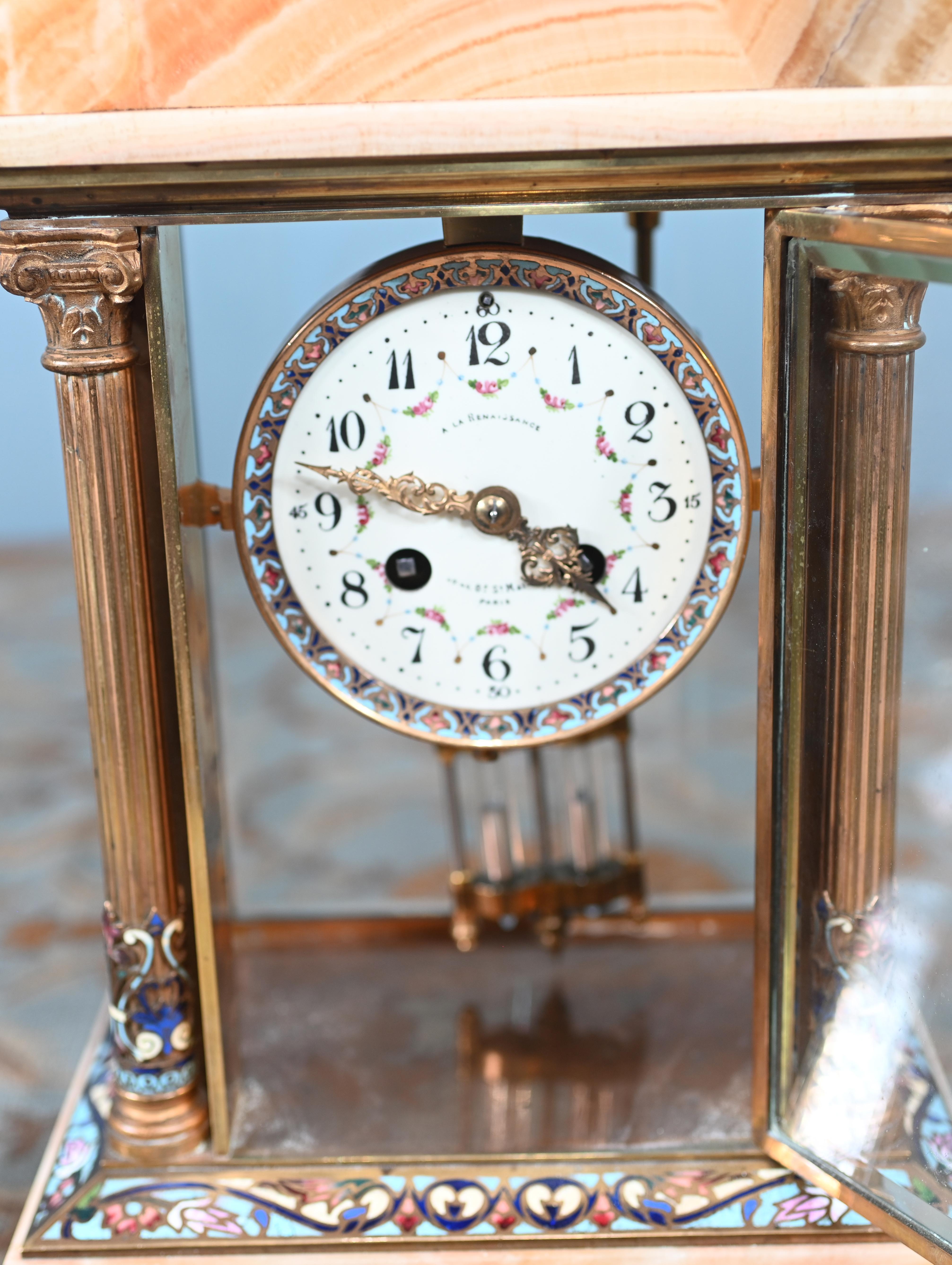 Splendido set di orologi francese a tre pezzi impreziosito da montature in marmo e ormolu e smalto champlevé
Circa 1880
Perfettamente funzionante con pendolo a mercurio
Comprato da un commerciante di Marche Biron ai mercati dell'antiquariato di