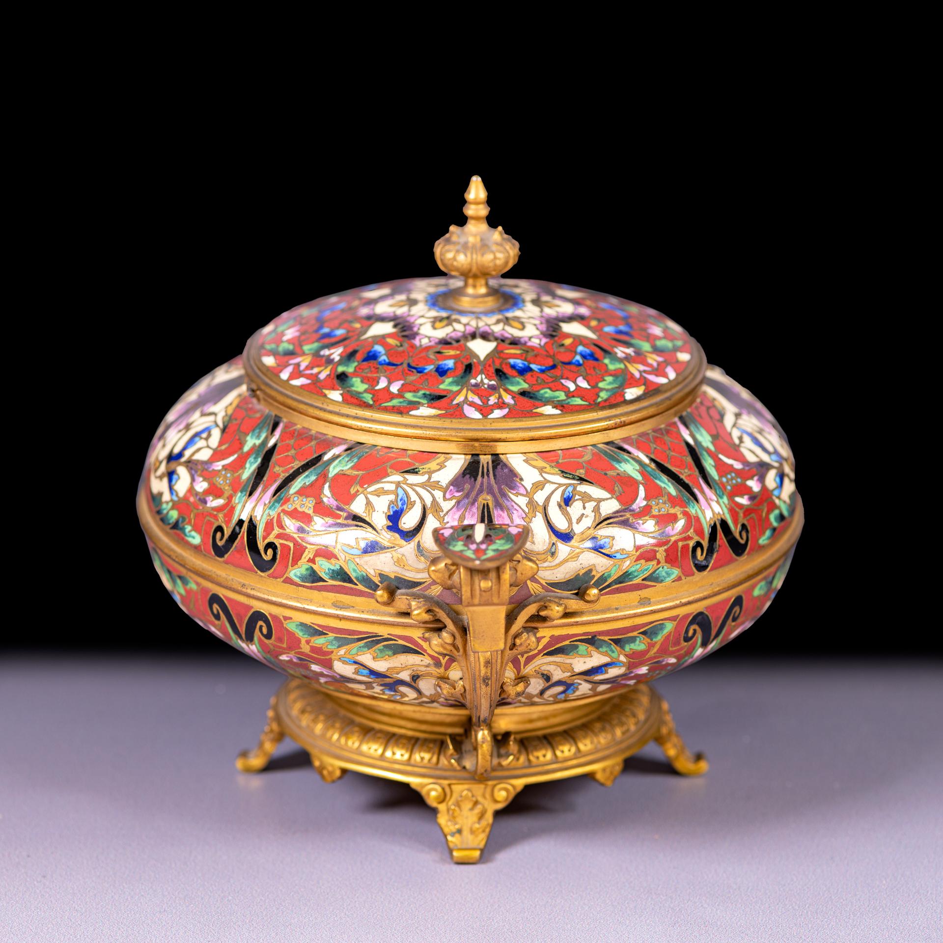 French Cloisonné Enamel & Ormolu mounted Covered Urn In The Chinoiserie Style (Französisch) im Angebot