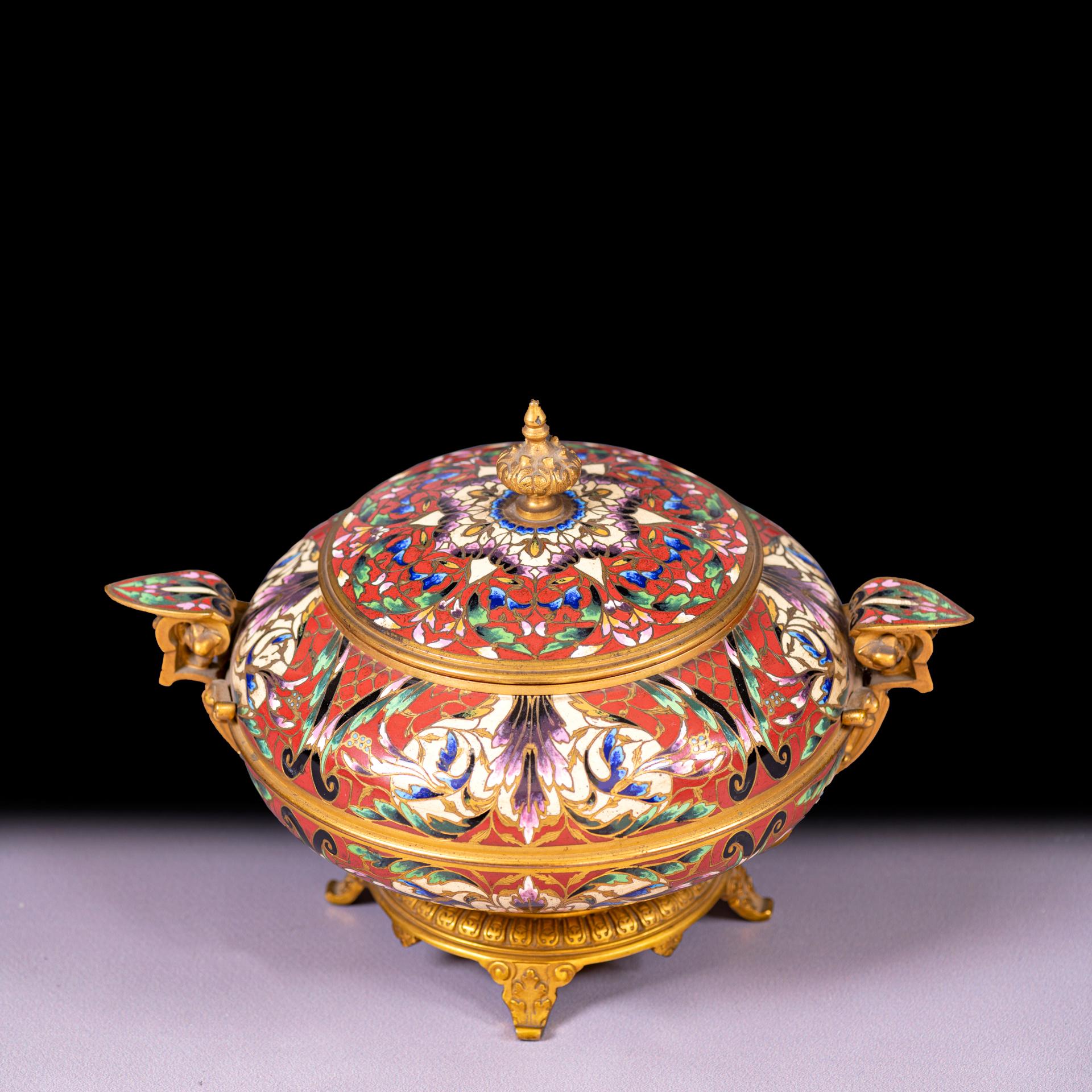 French Cloisonné Enamel & Ormolu mounted Covered Urn In The Chinoiserie Style im Zustand „Gut“ im Angebot in Dublin, IE