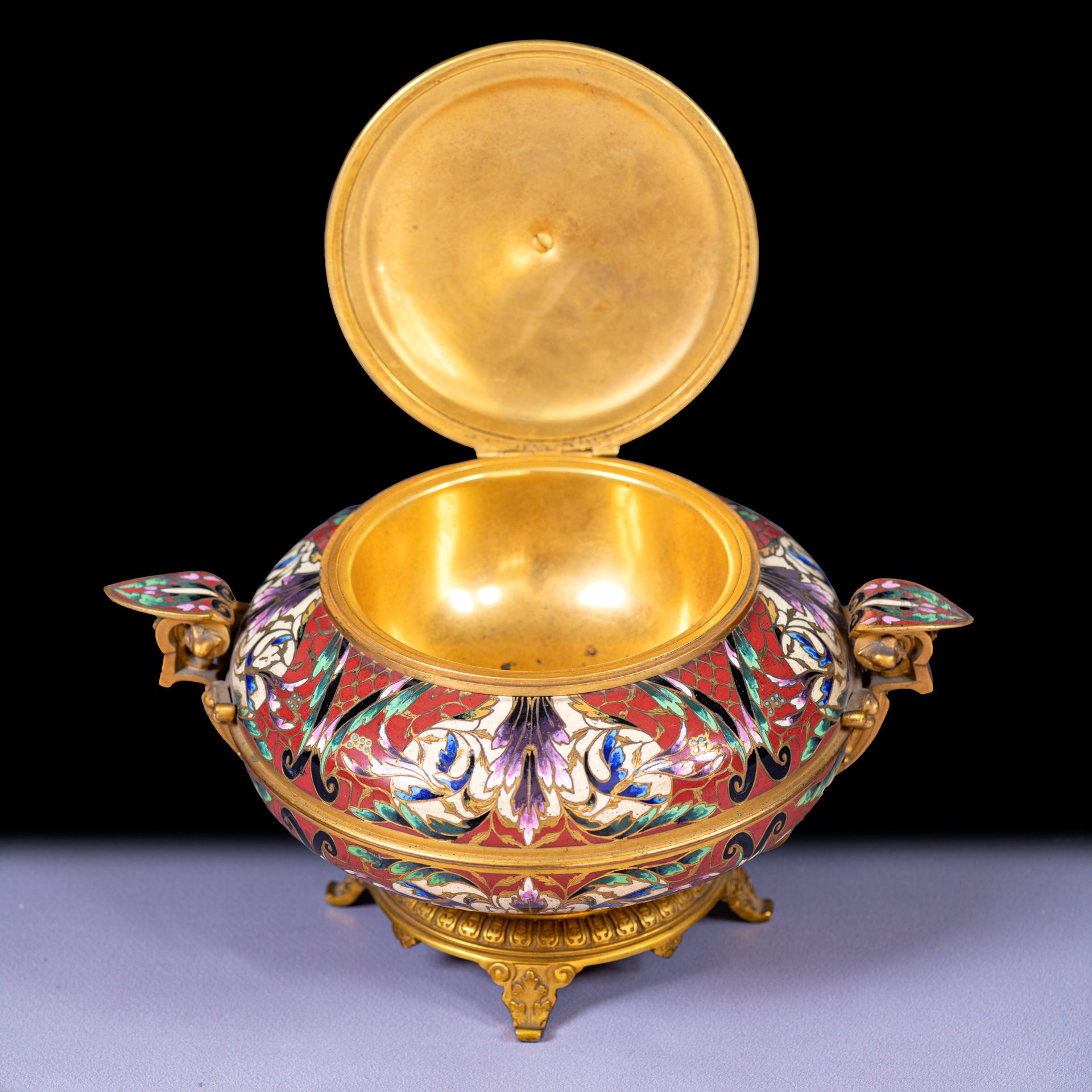 French Cloisonné Enamel & Ormolu mounted Covered Urn In The Chinoiserie Style (Frühes 20. Jahrhundert) im Angebot