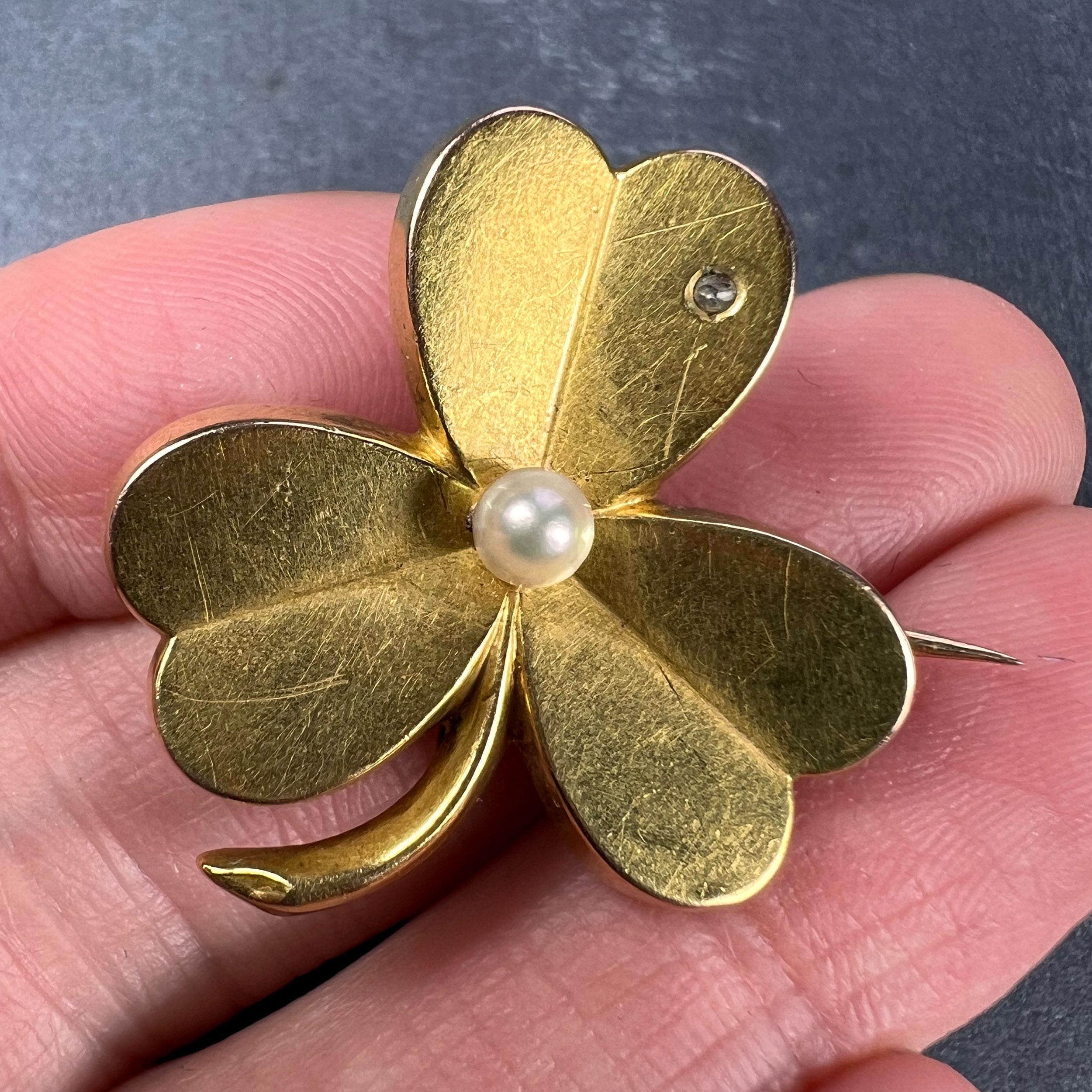 French Clover 18K Yellow Gold Pearl Diamond Pendant Brooch In Good Condition For Sale In London, GB