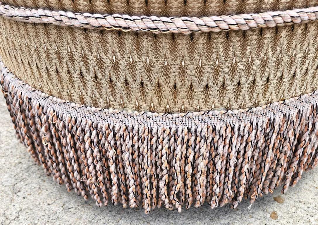 Fine XX secolo Ottomana Clover francese Pouf a rotelle con rivestimento in tessuto in vendita