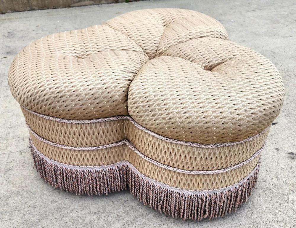 Tappezzeria Ottomana Clover francese Pouf a rotelle con rivestimento in tessuto in vendita