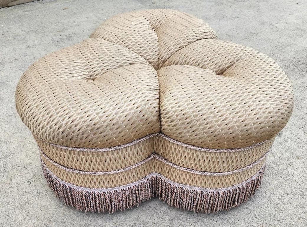 Ottomana Clover francese Pouf a rotelle con rivestimento in tessuto in vendita 1