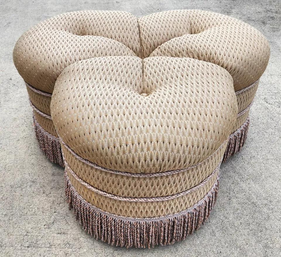Ottomana Clover francese Pouf a rotelle con rivestimento in tessuto in vendita 2