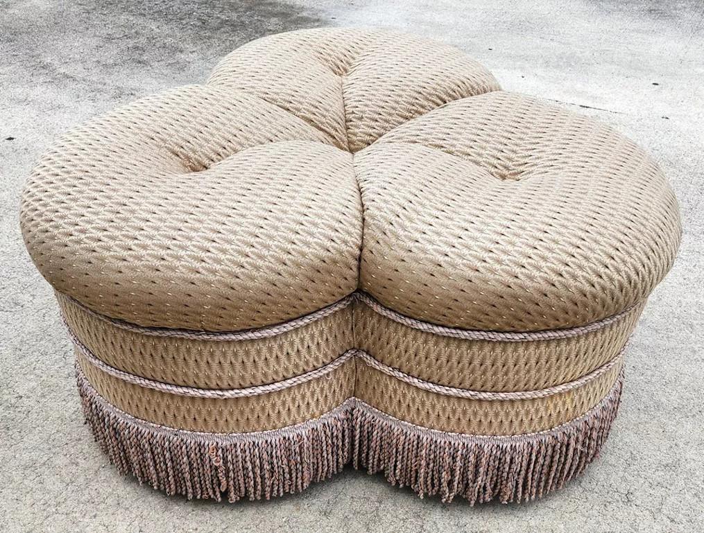 Ottomana Clover francese Pouf a rotelle con rivestimento in tessuto in vendita 3