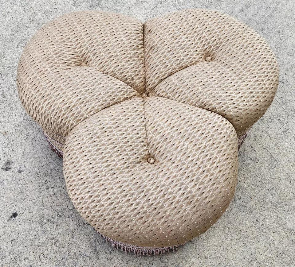 Ottomana Clover francese Pouf a rotelle con rivestimento in tessuto in vendita 4