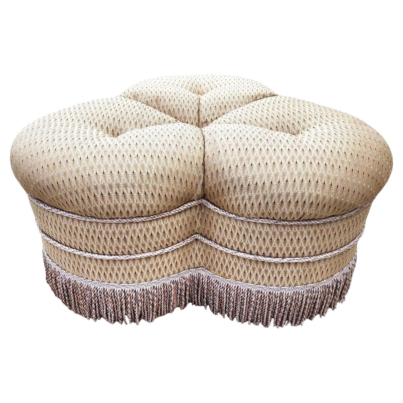 Ottomana Clover francese Pouf a rotelle con rivestimento in tessuto in vendita