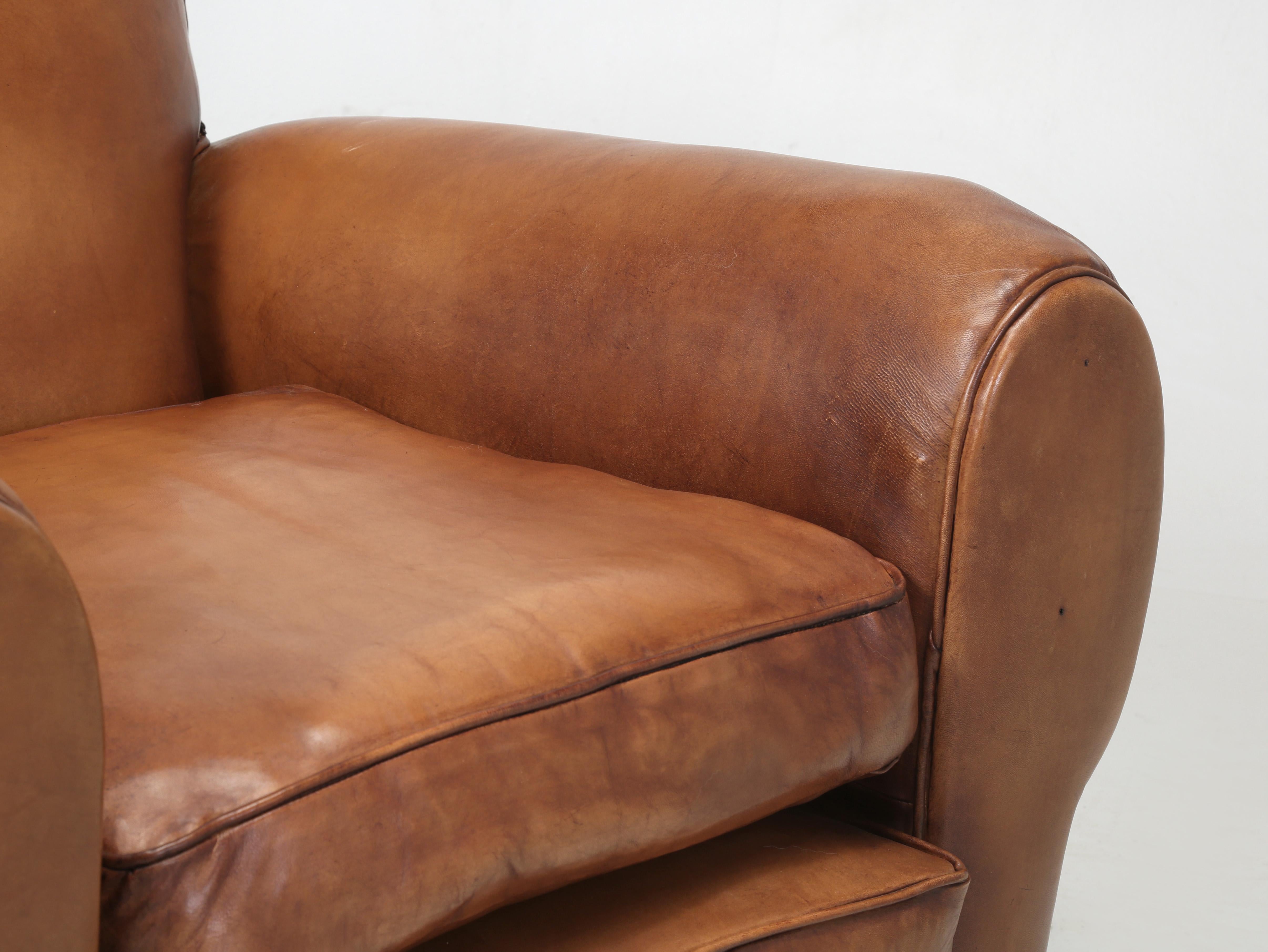 Cuir Fauteuil club français restauré en France en cuir neuf. Paire assortie disponible c1930s en vente