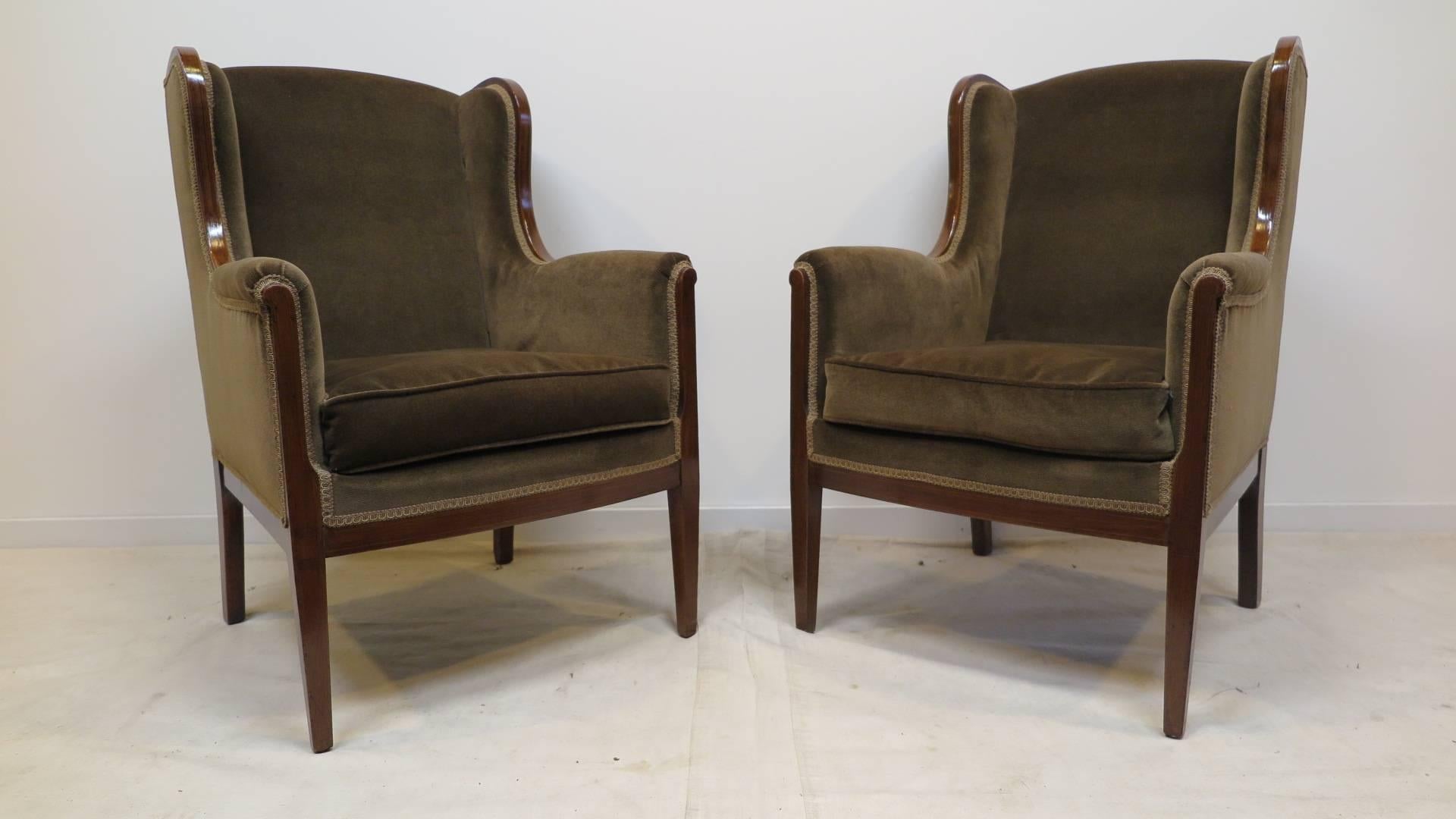 A pair of French wing club chairs. Having fine inlay details on mahogany frames with mohair upholstery, France 1930-1940.
In very good condition. Small dings to the wood frames see pictures.
upholstery is recent, clean and in very good condition.