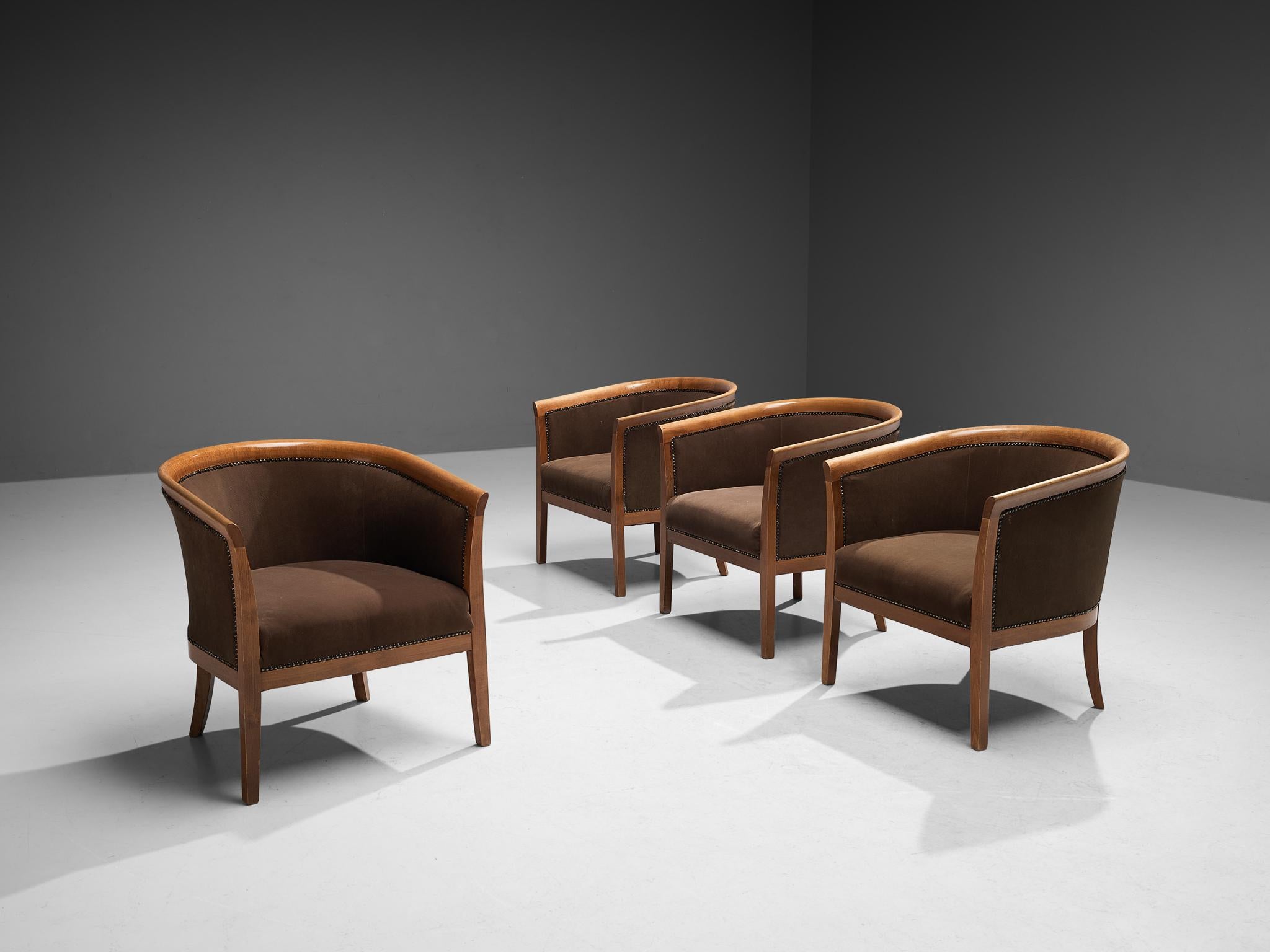 Fauteuils club, tissu brun, hêtre, laiton, France, années 1940.

Ces fauteuils à la sculpture classique présentent des assises conçues comme une coquille, qui embrasse merveilleusement l'assis. Les lignes courbes du cadre sont encore soulignées par